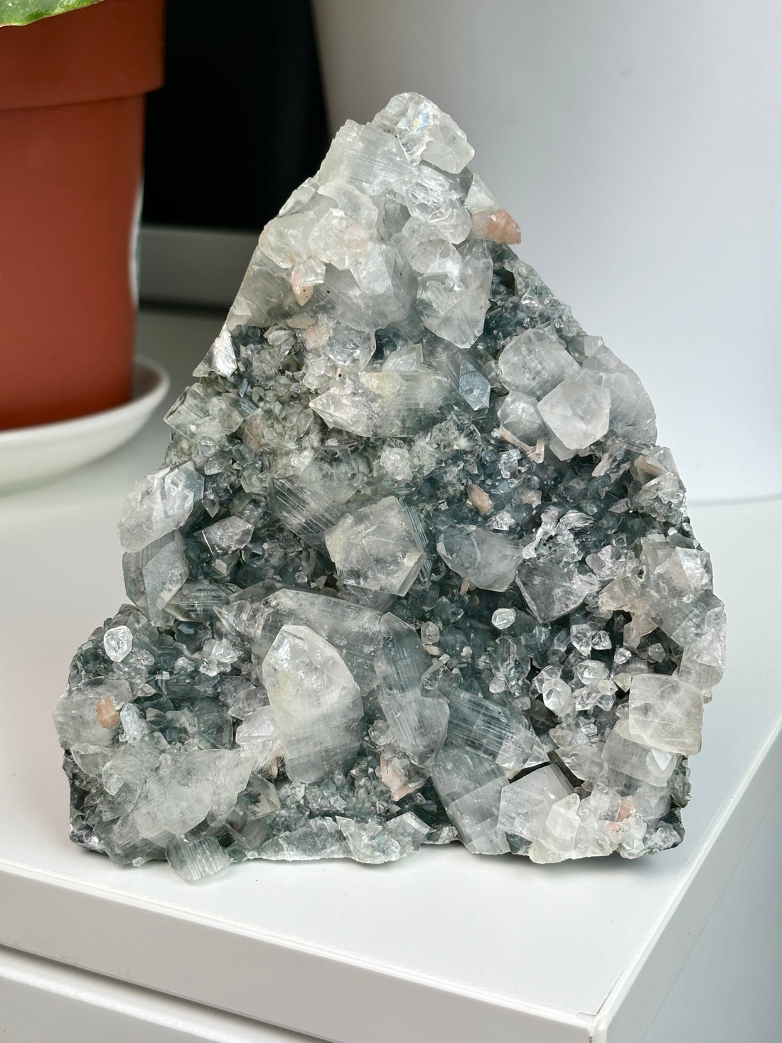 Diamant Apophyllit auf grau/blauem Chalcedon mit Stilbit