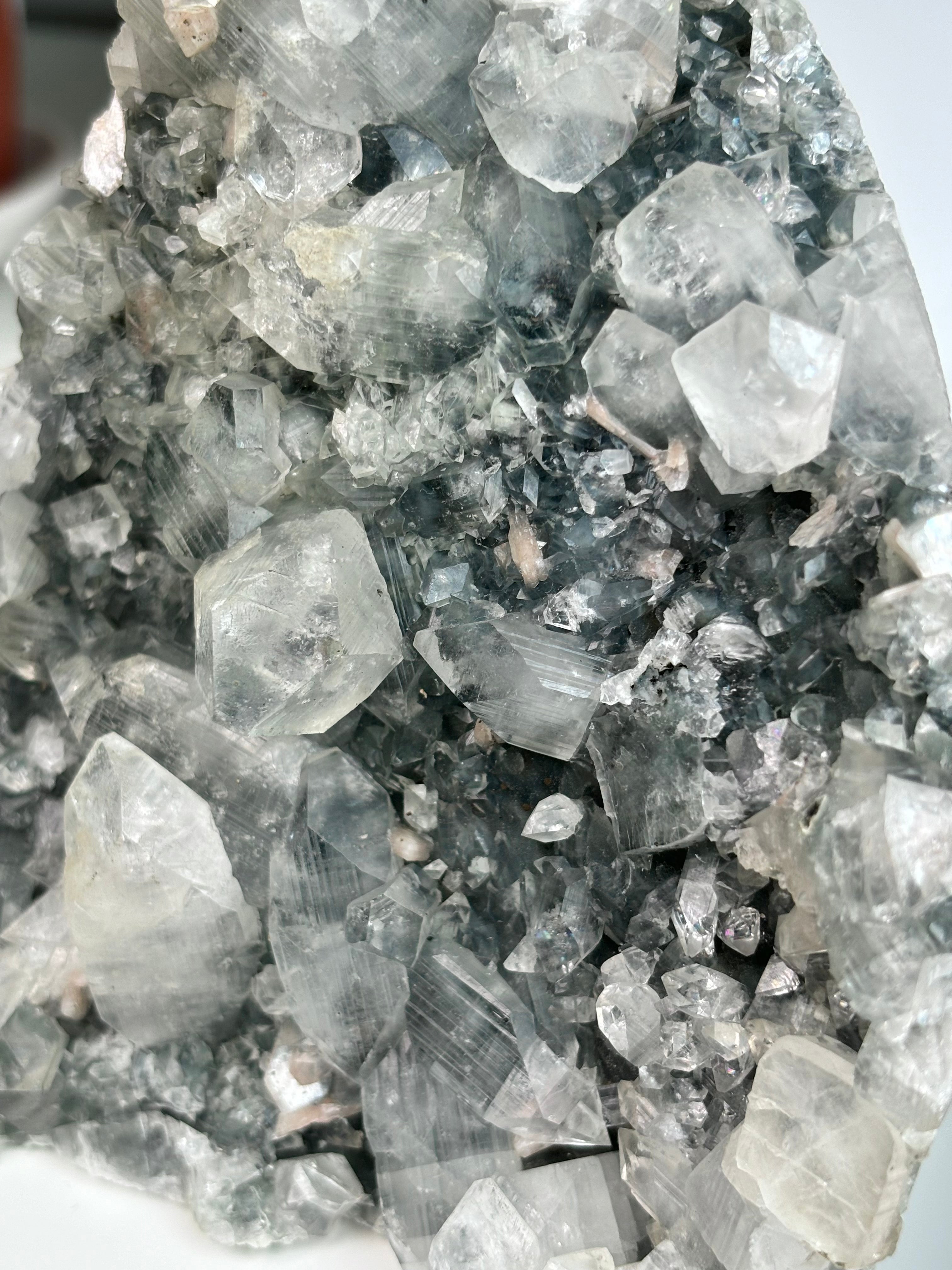 Diamant Apophyllit auf grau/blauem Chalcedon mit Stilbit