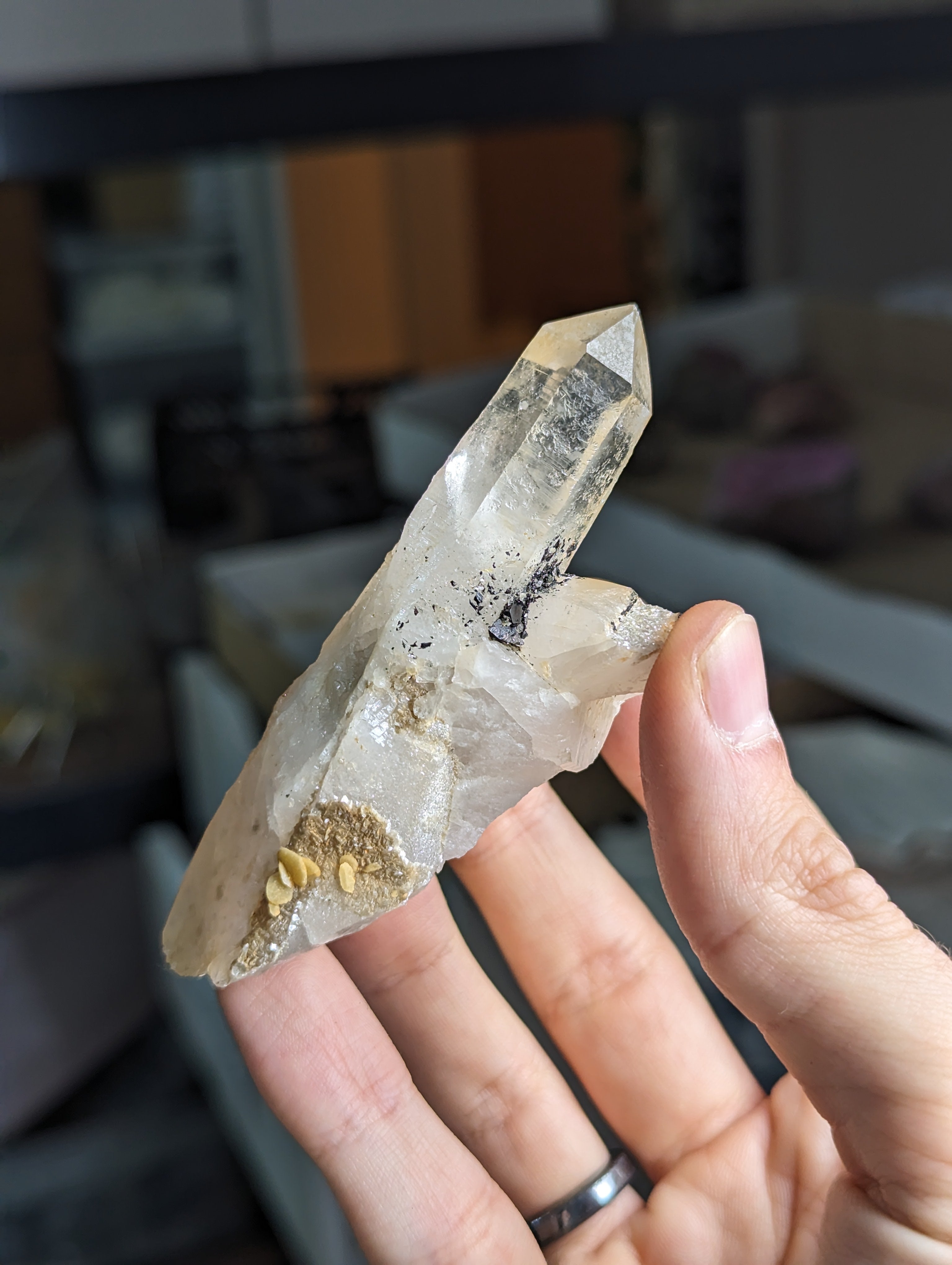 Siderit und Ferberit auf irisierender Bergkristall Spitze Portugal