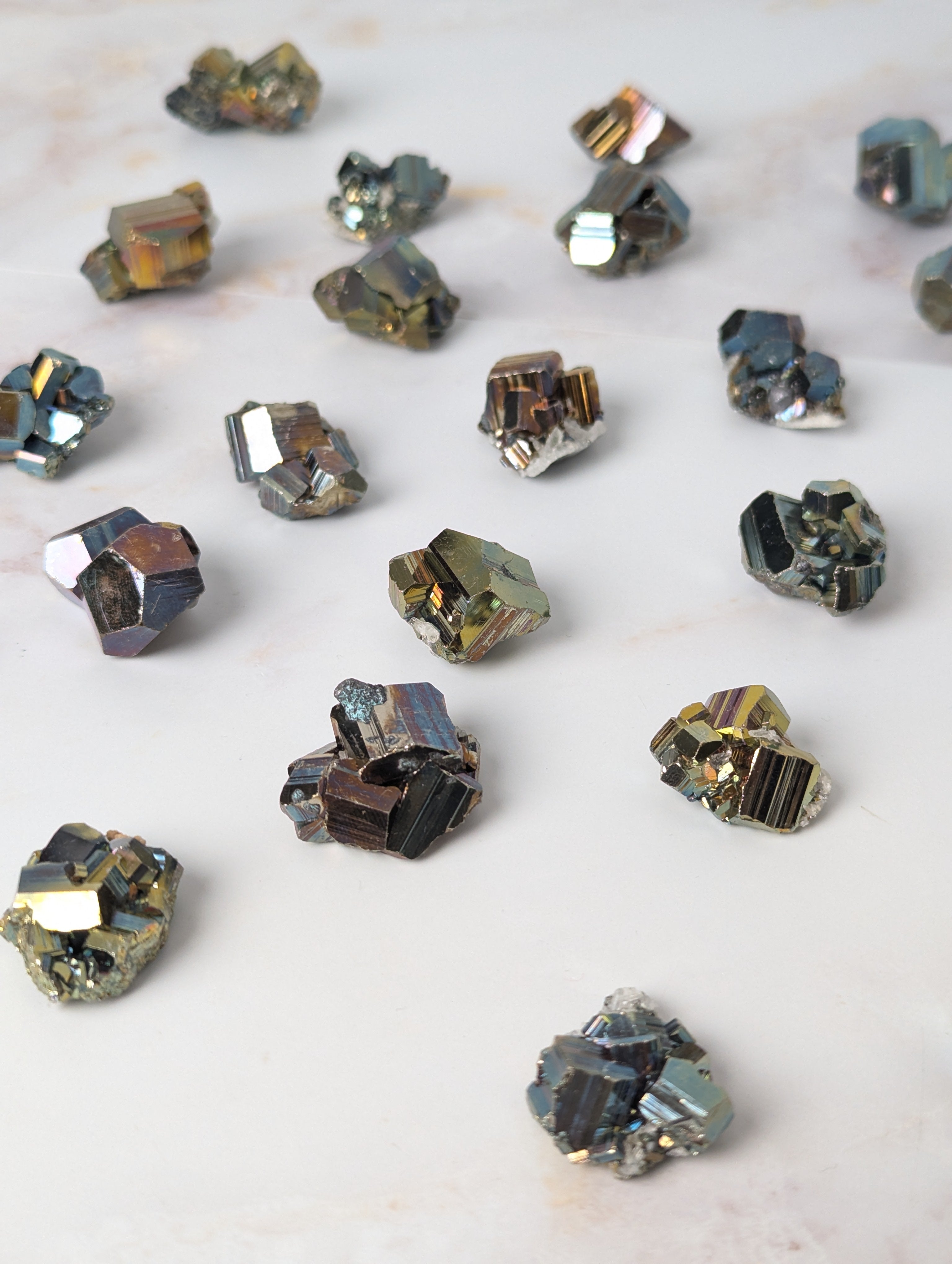 kleine natürlich Irisierende Pyrite