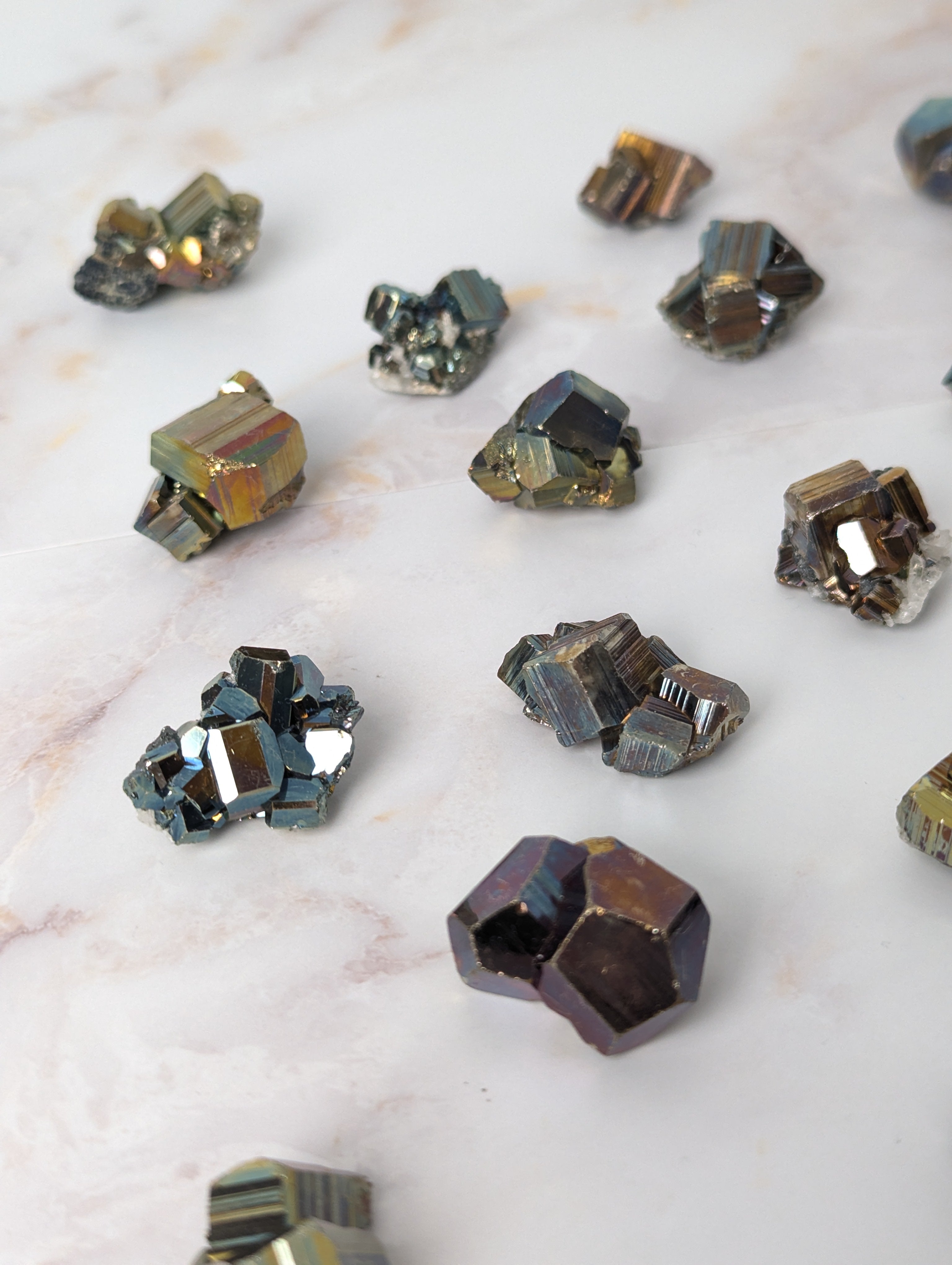 kleine natürlich Irisierende Pyrite
