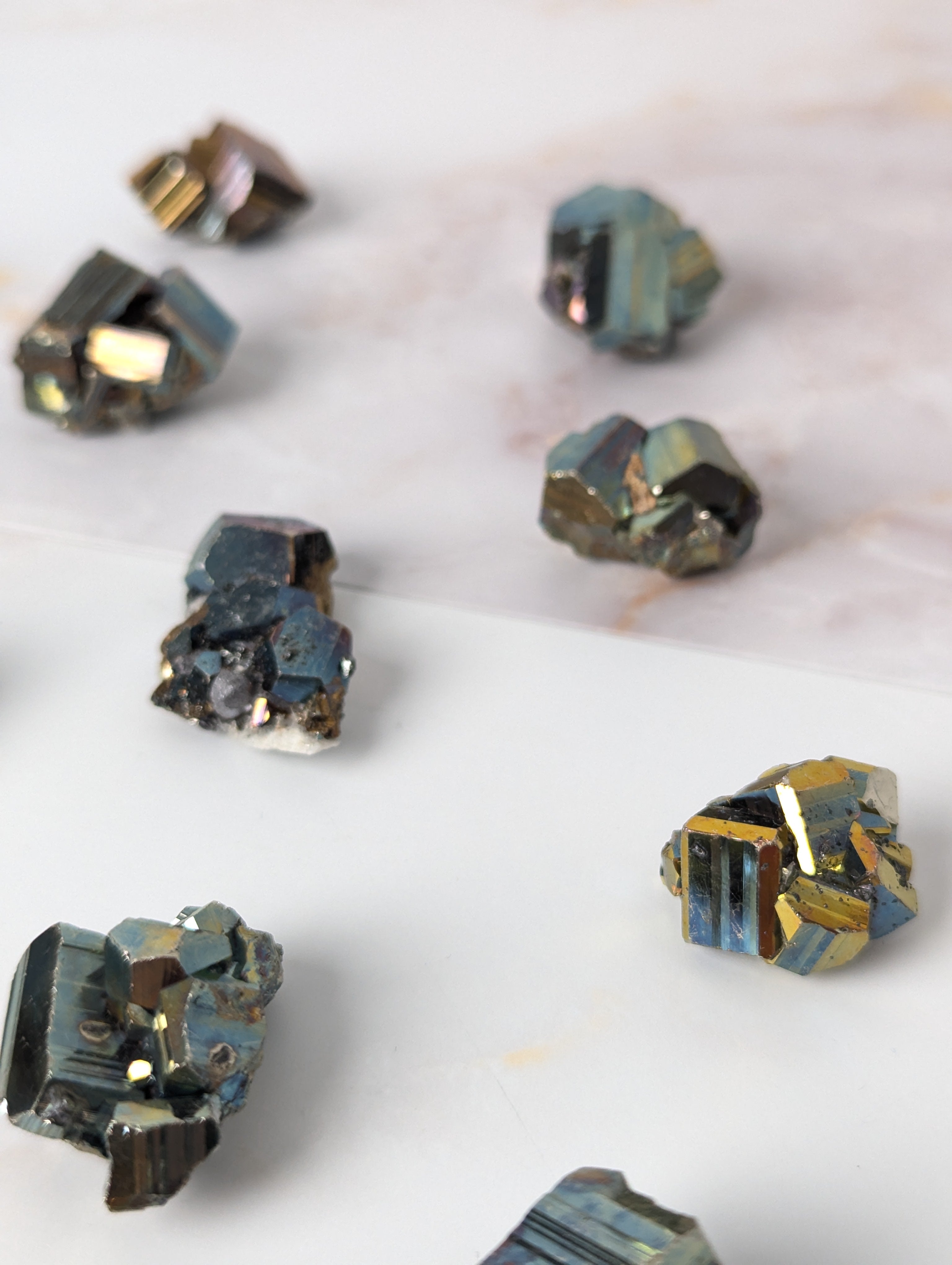 kleine natürlich Irisierende Pyrite