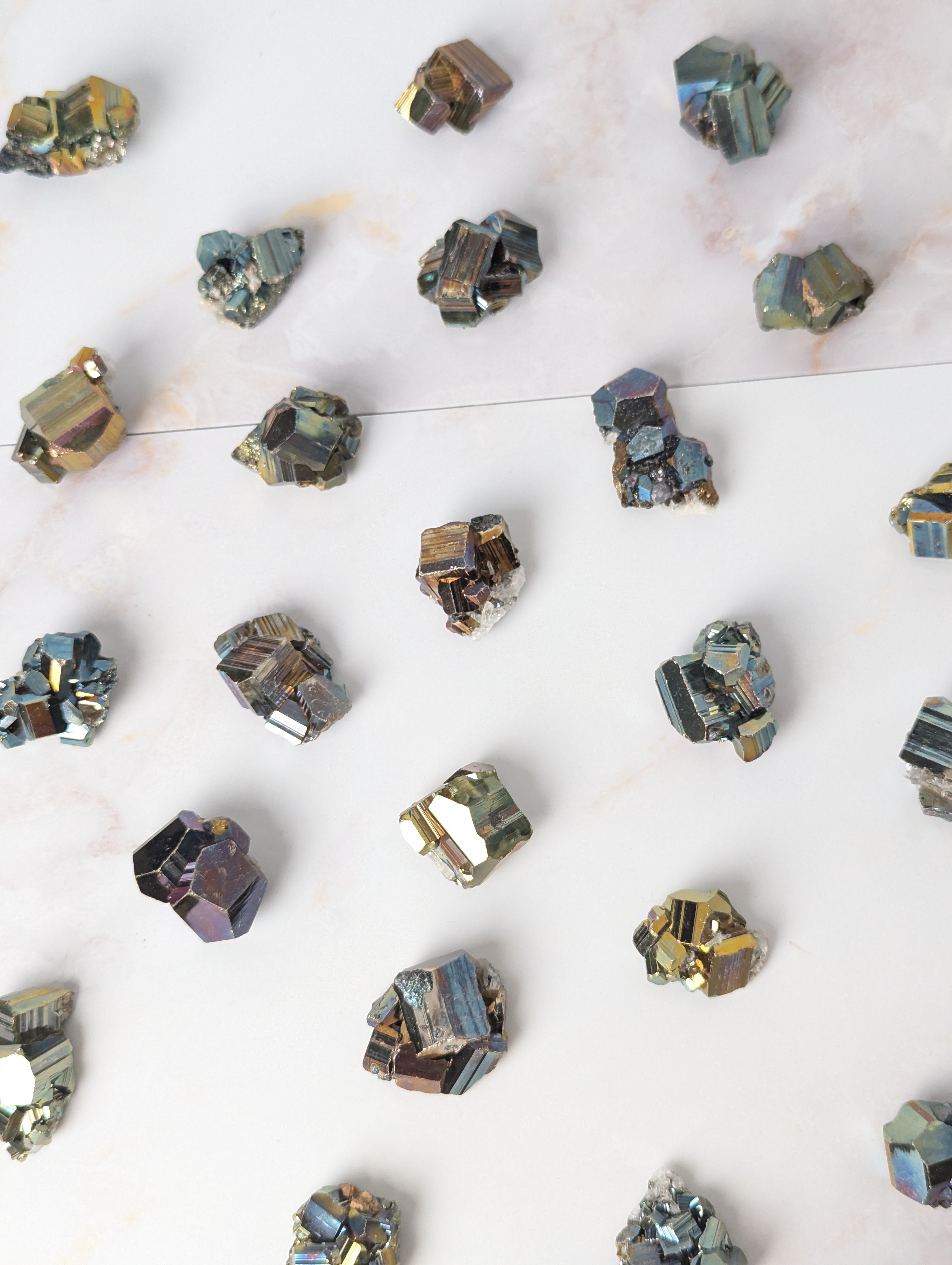 kleine natürlich Irisierende Pyrite