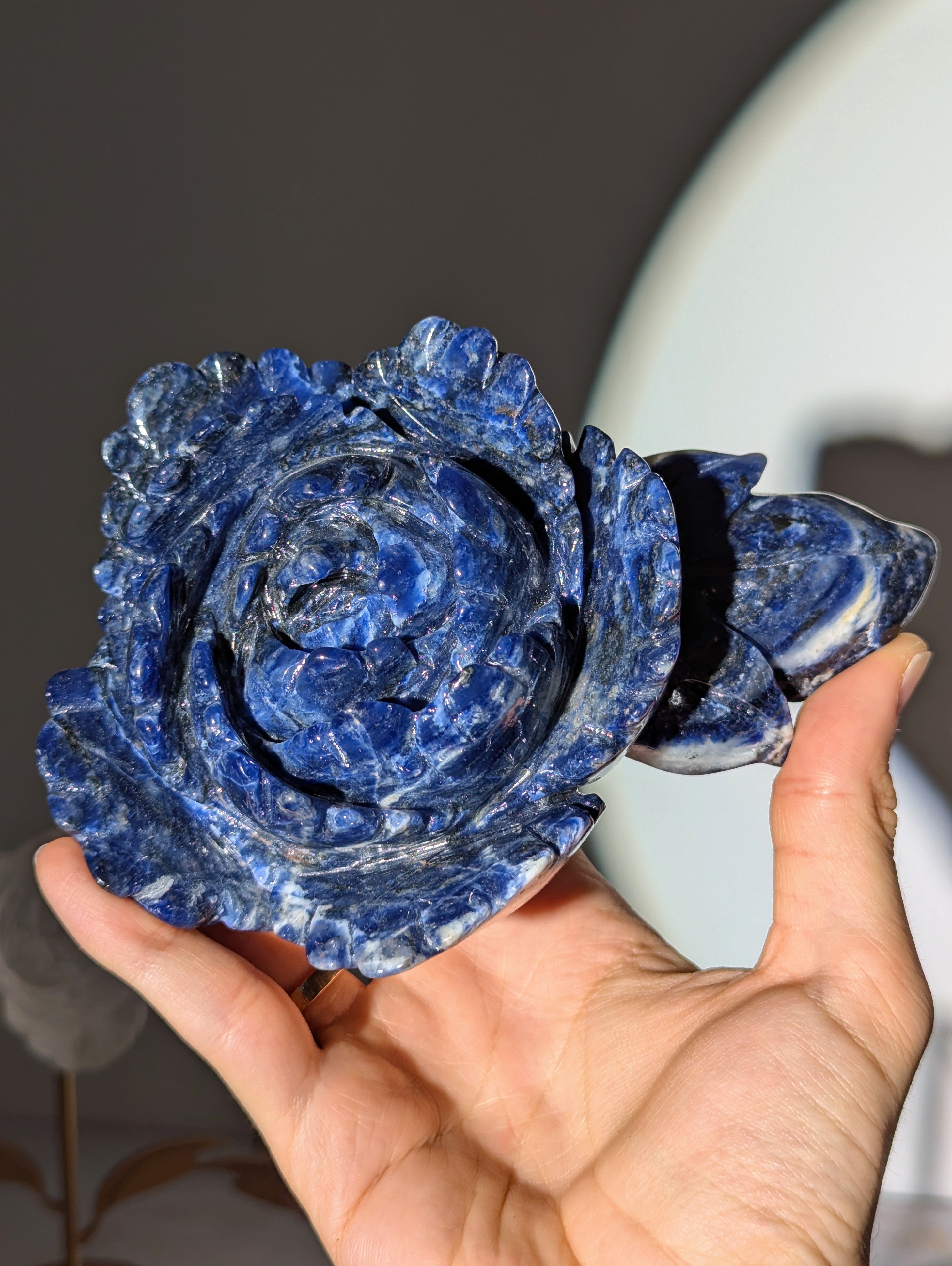 Unglaubliche XL Sodalith Blume mit Ständer