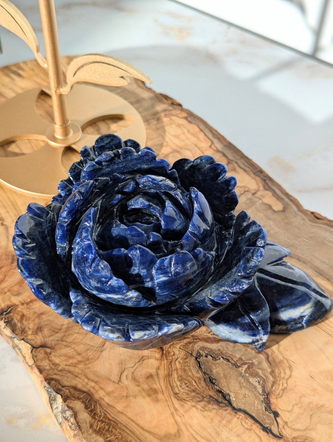 Unglaubliche XL Sodalith Blume mit Ständer