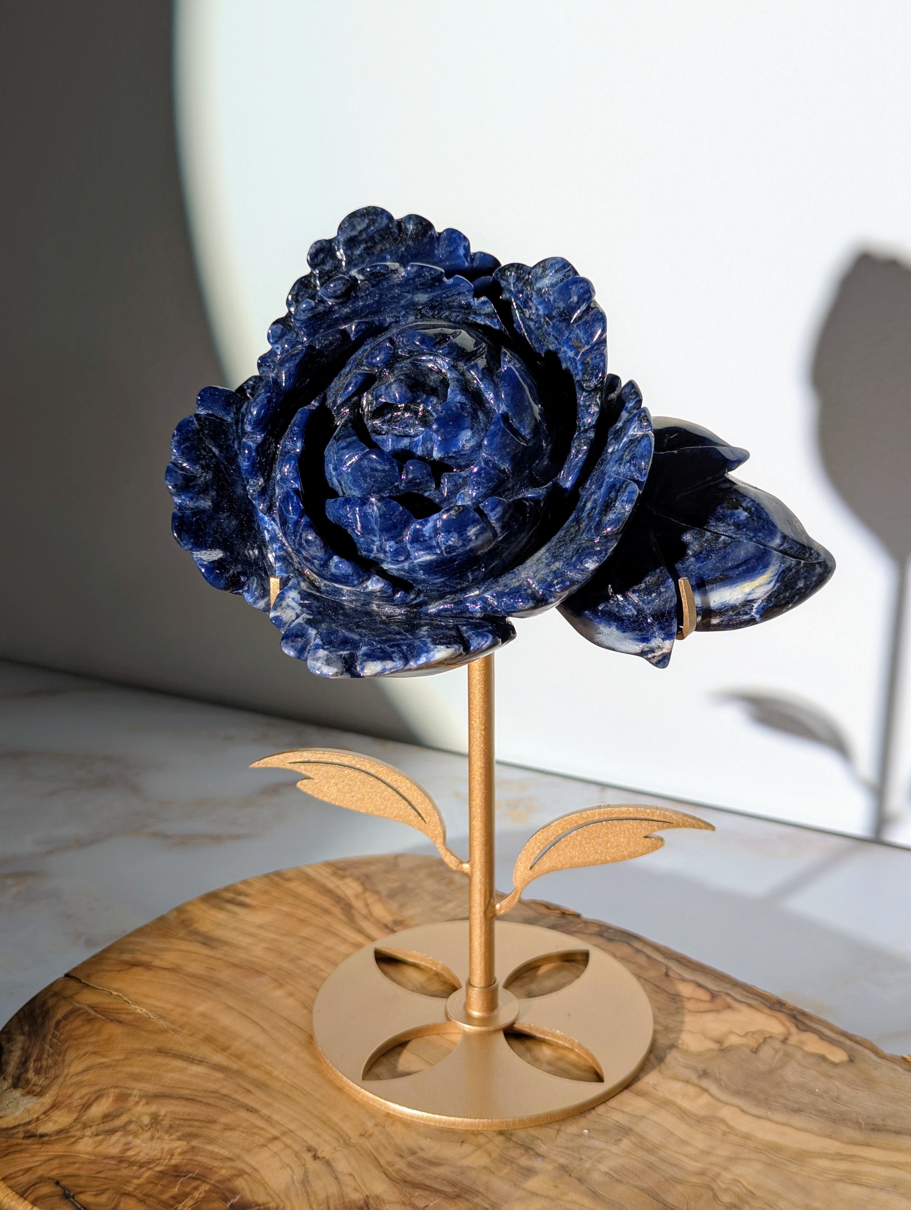 Unglaubliche XL Sodalith Blume mit Ständer