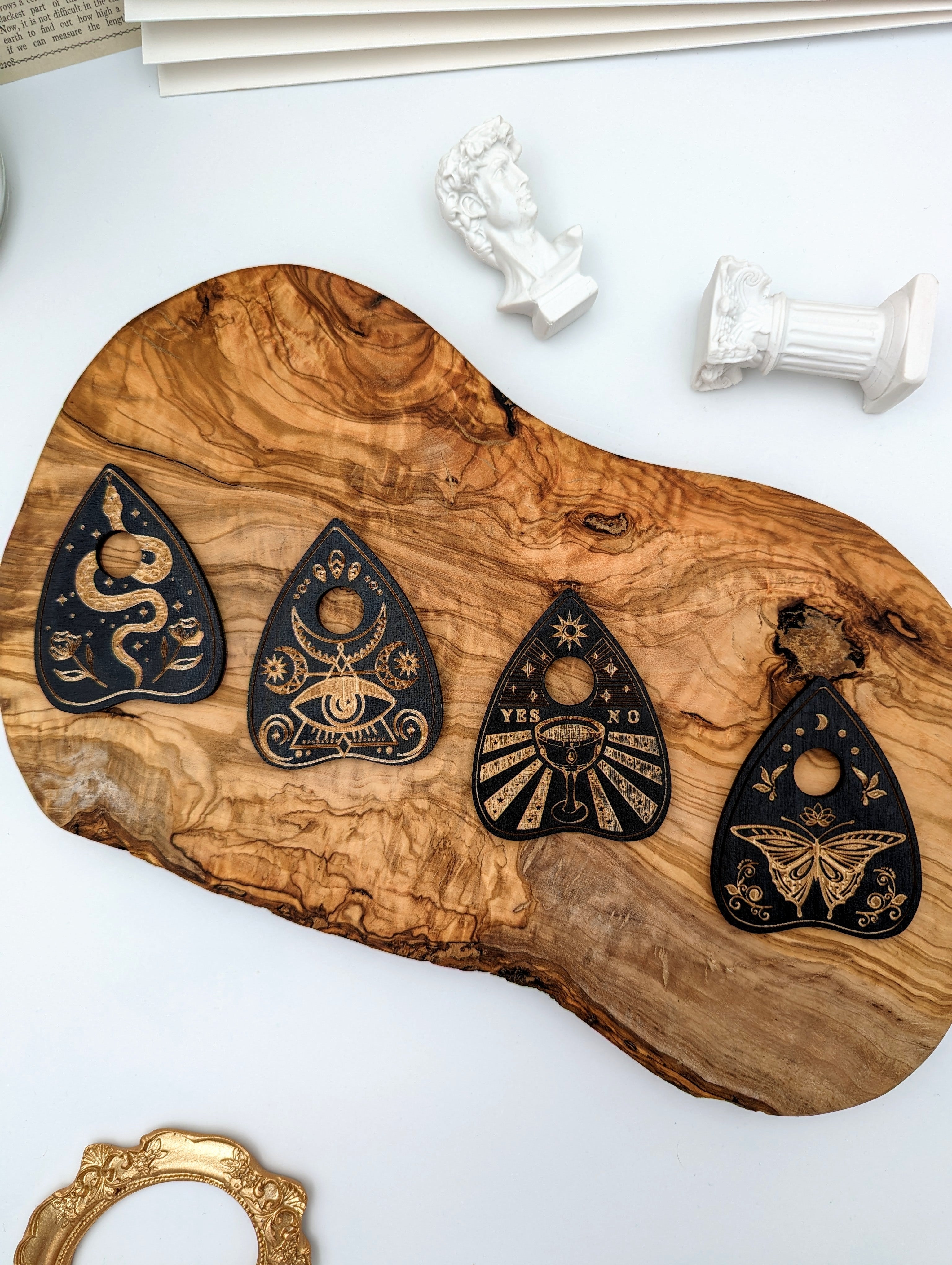 Kugelständer "Oujia" aus Holz