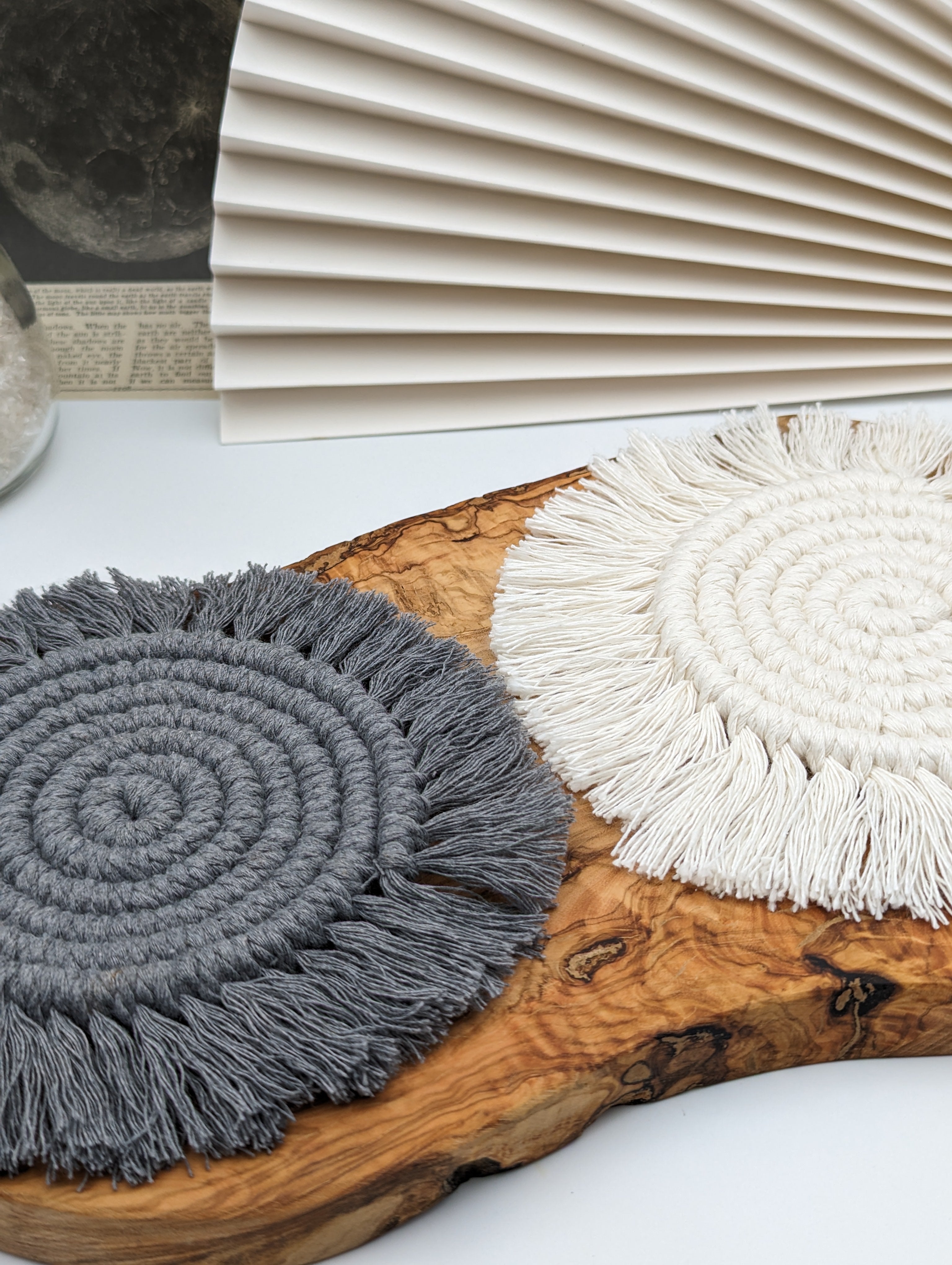 Makramee Untersetzer grau & weiß