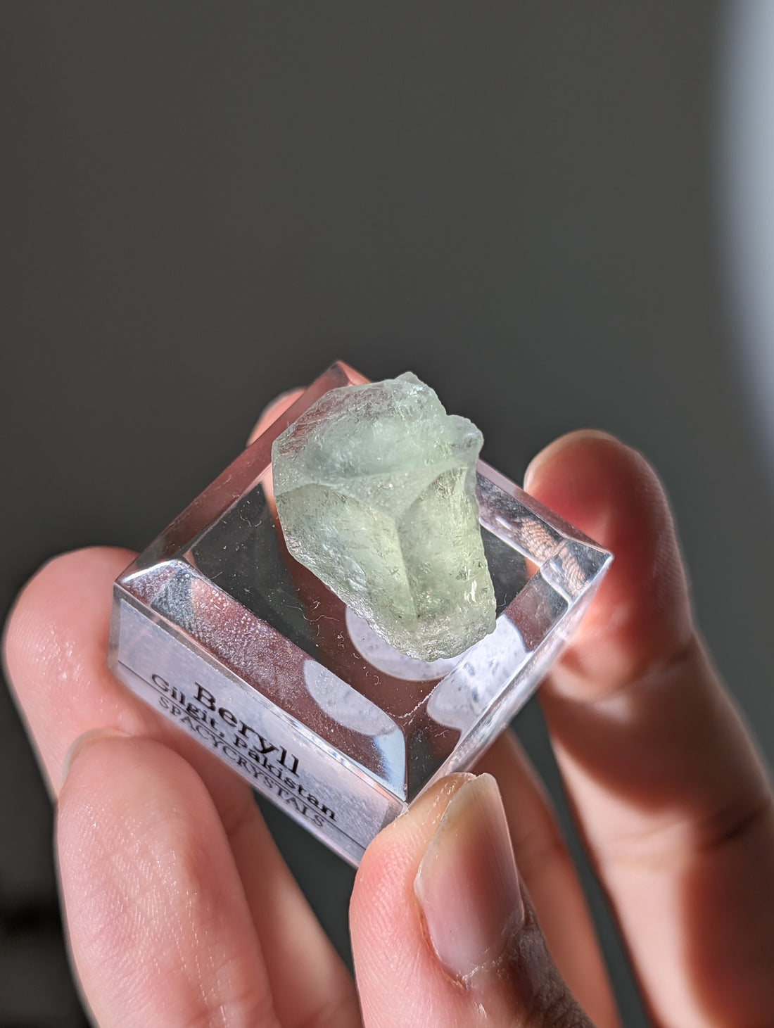 Grüner Beryll auf Podest