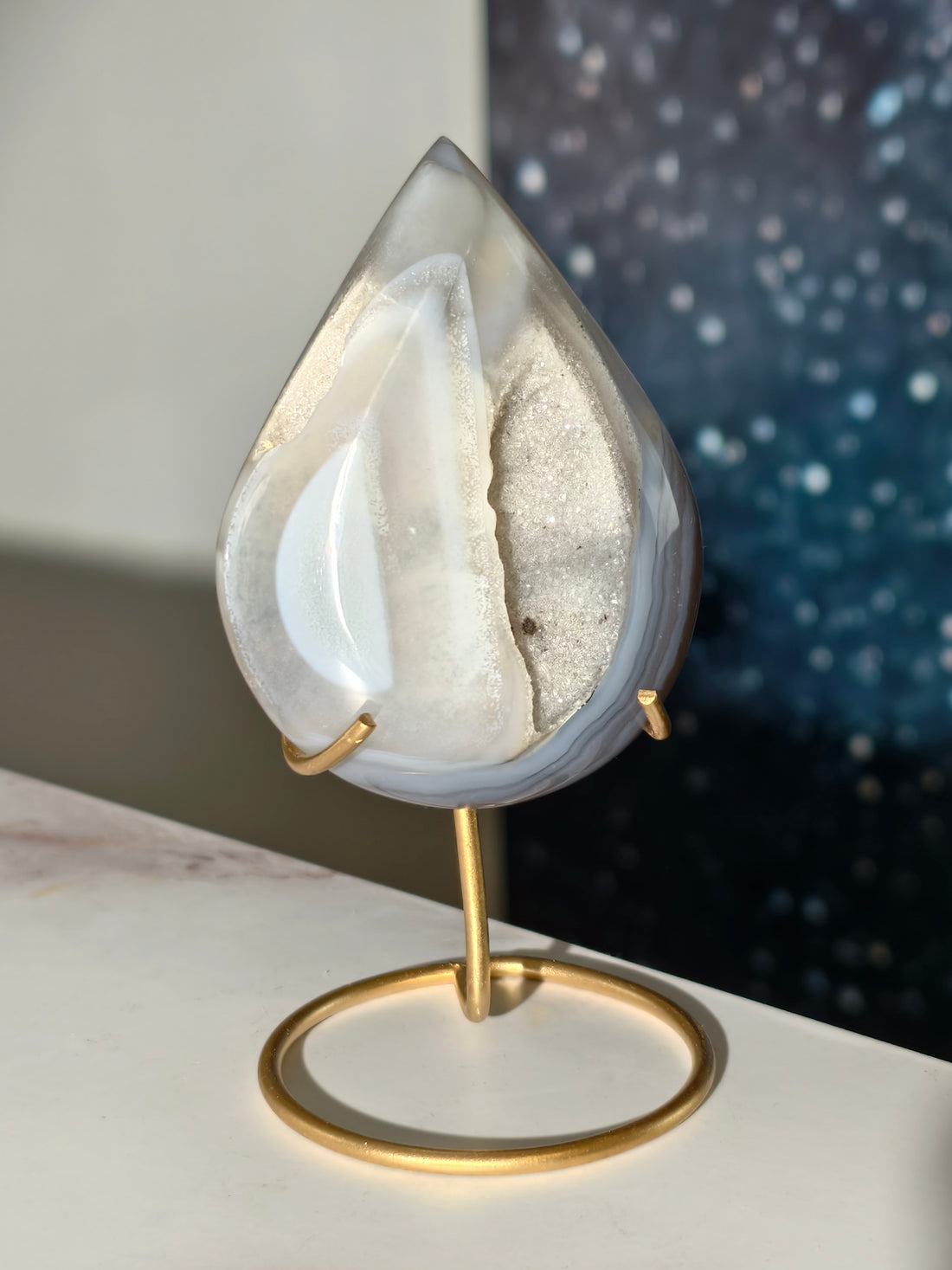 Achat Kristall Tropfen auf Goldständer