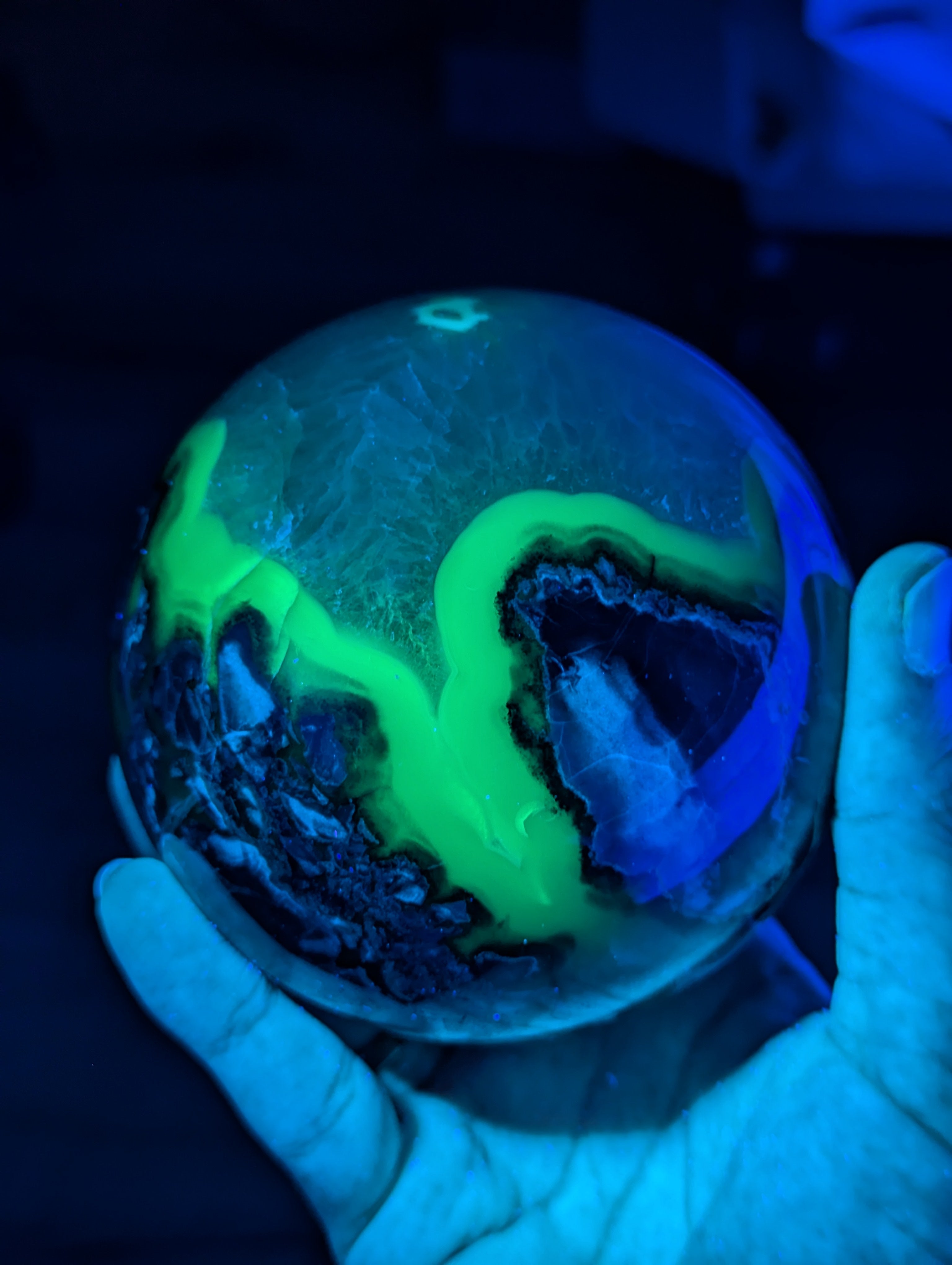 UV-Aktive Vulkan Achat Kugel mit viel Quarz🌋