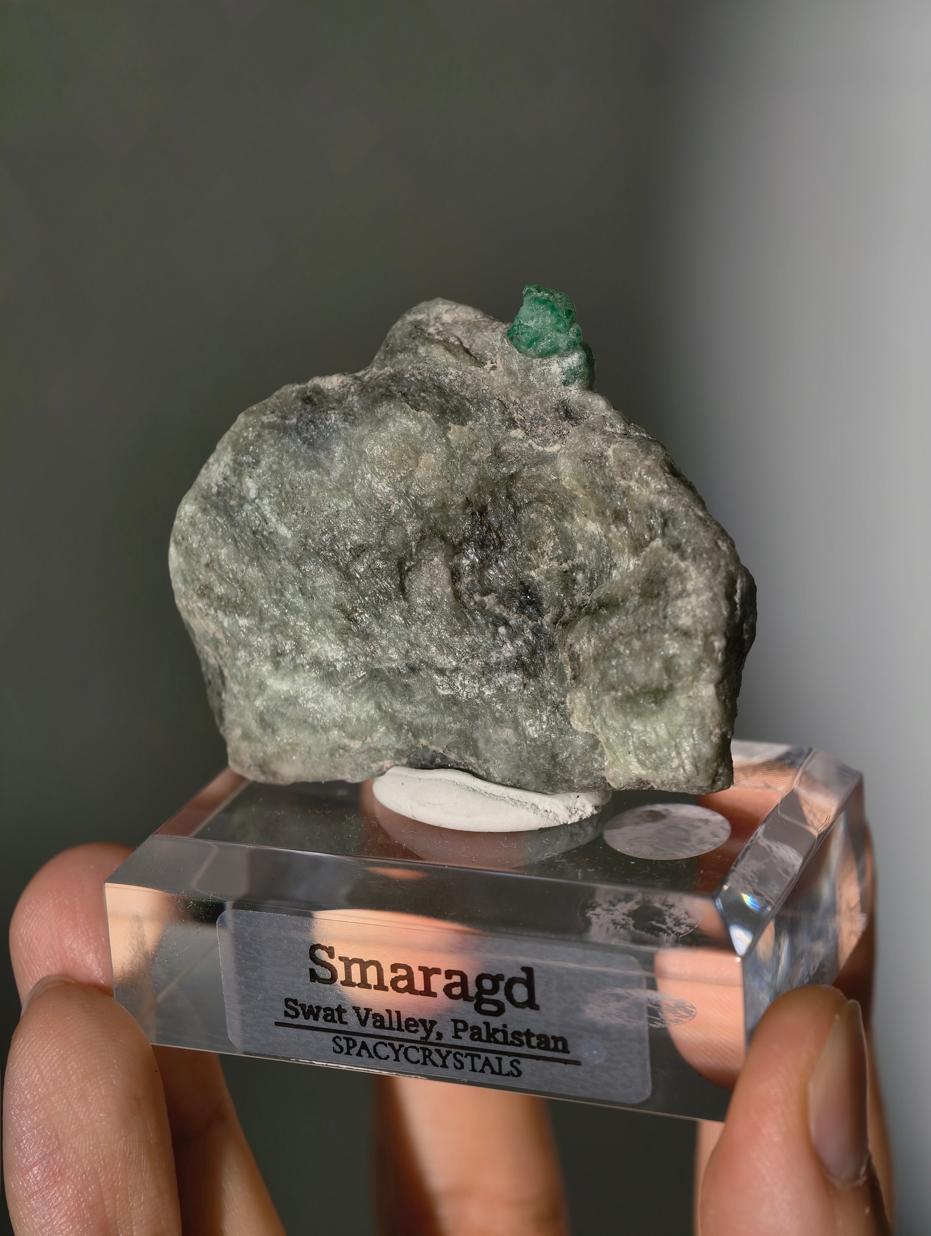 Grüner Smaragd in Matrix