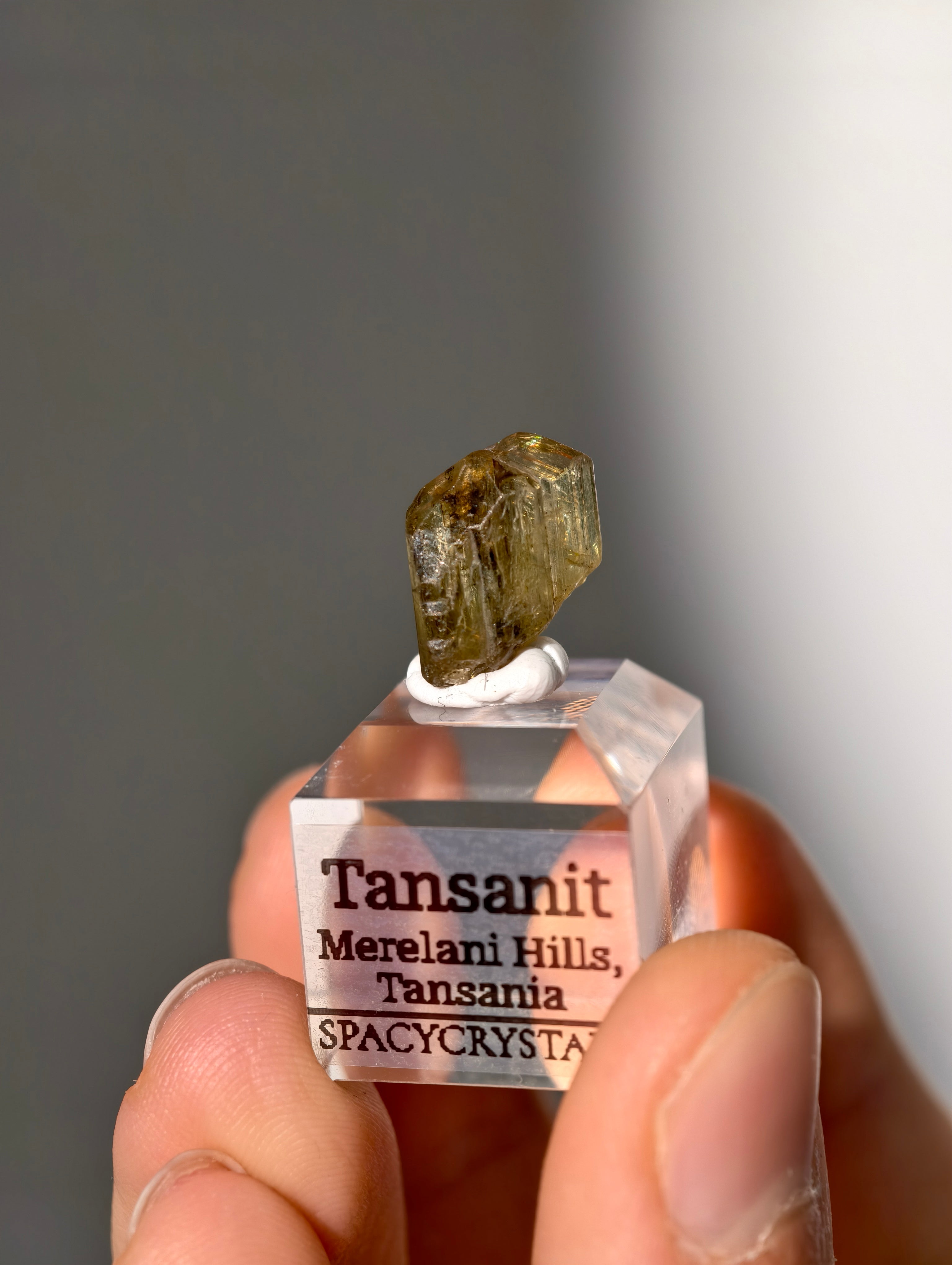 Gelber Tansanit Kristall auf Podest (nicht erhitzt!)