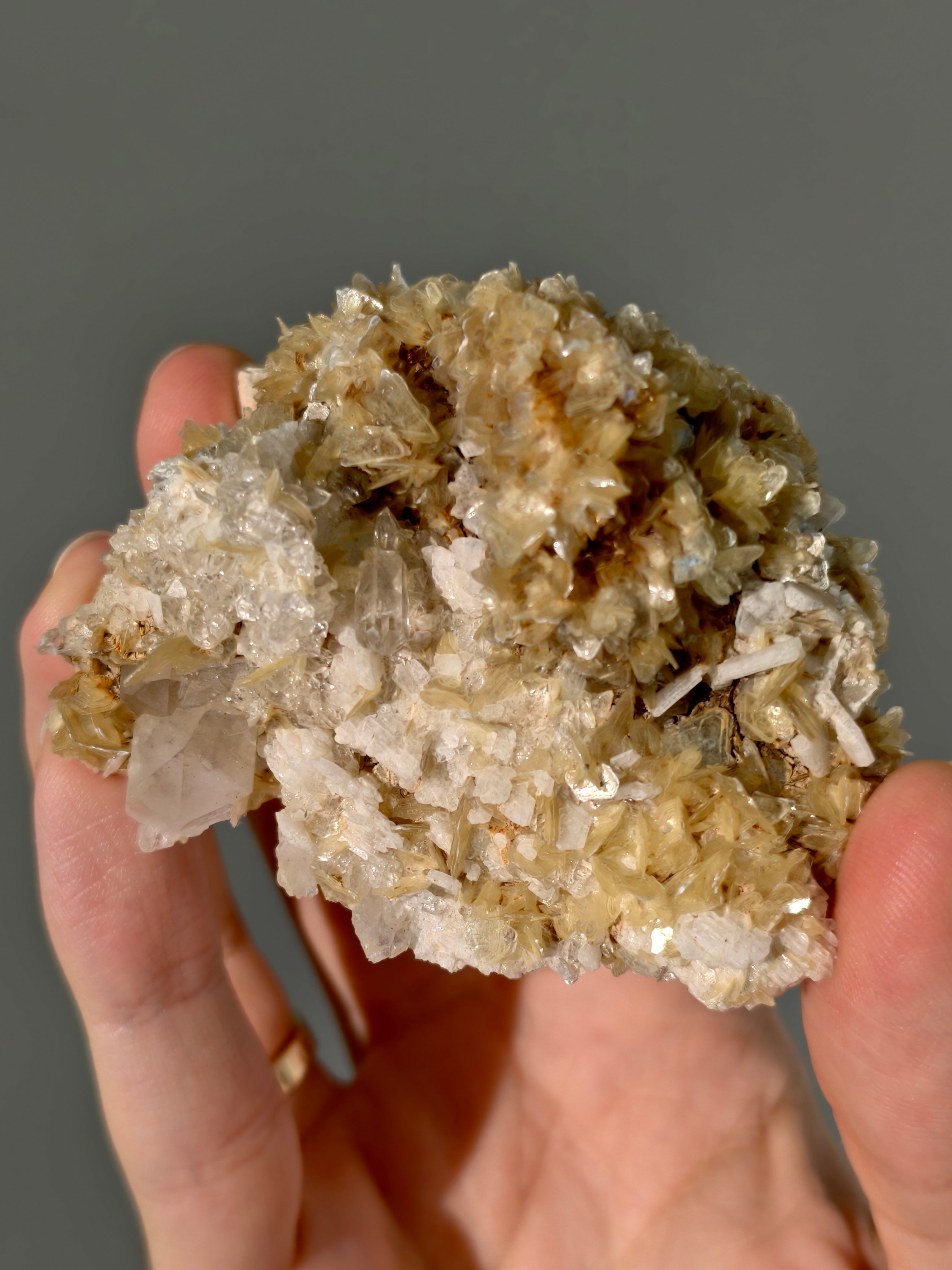 Goldgelbe Muskovit Stufe mit Bergkristall aus Brasilien