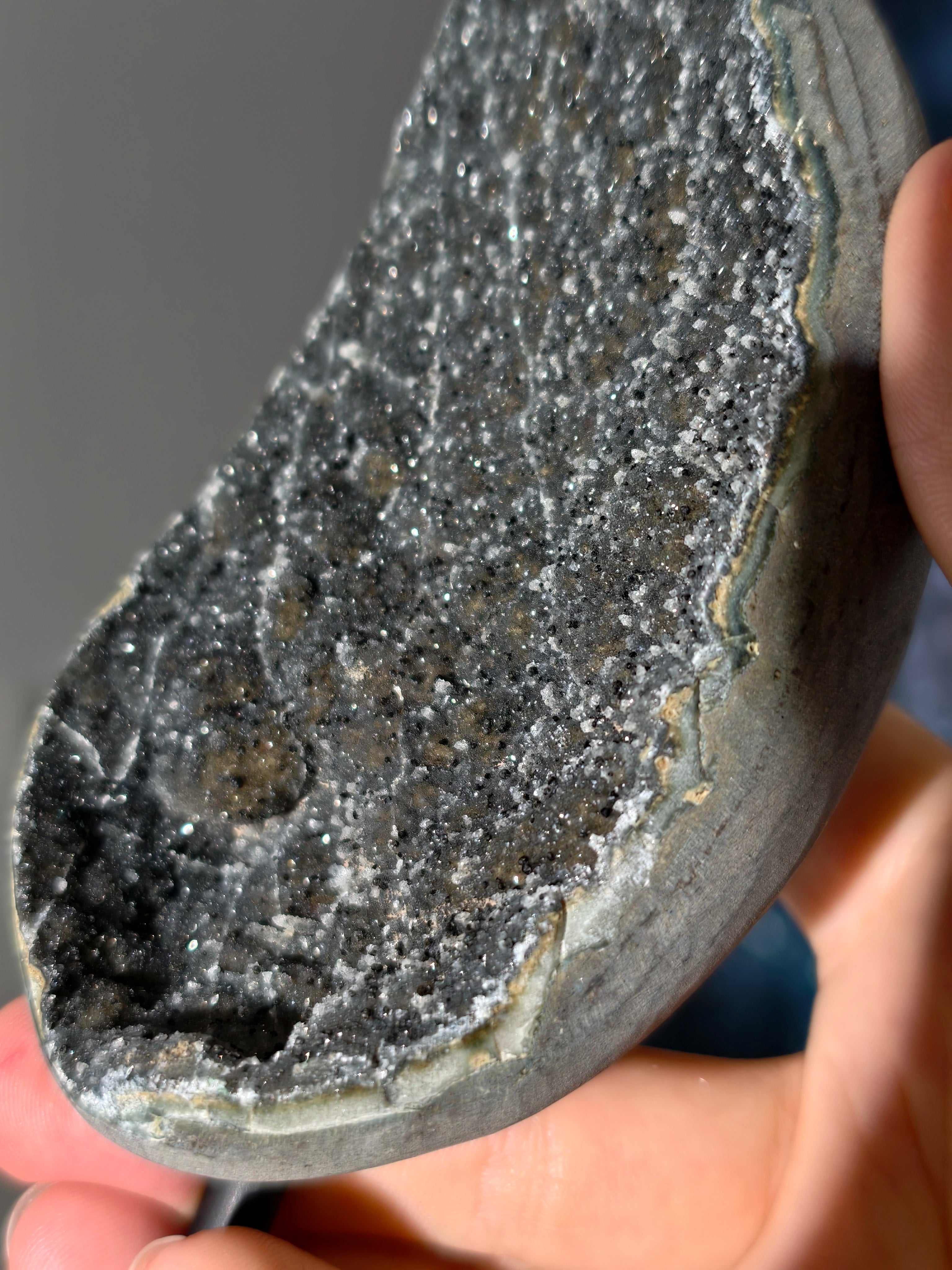 Schwarzer funkelnder Amethyst auf StĂ€nder đ