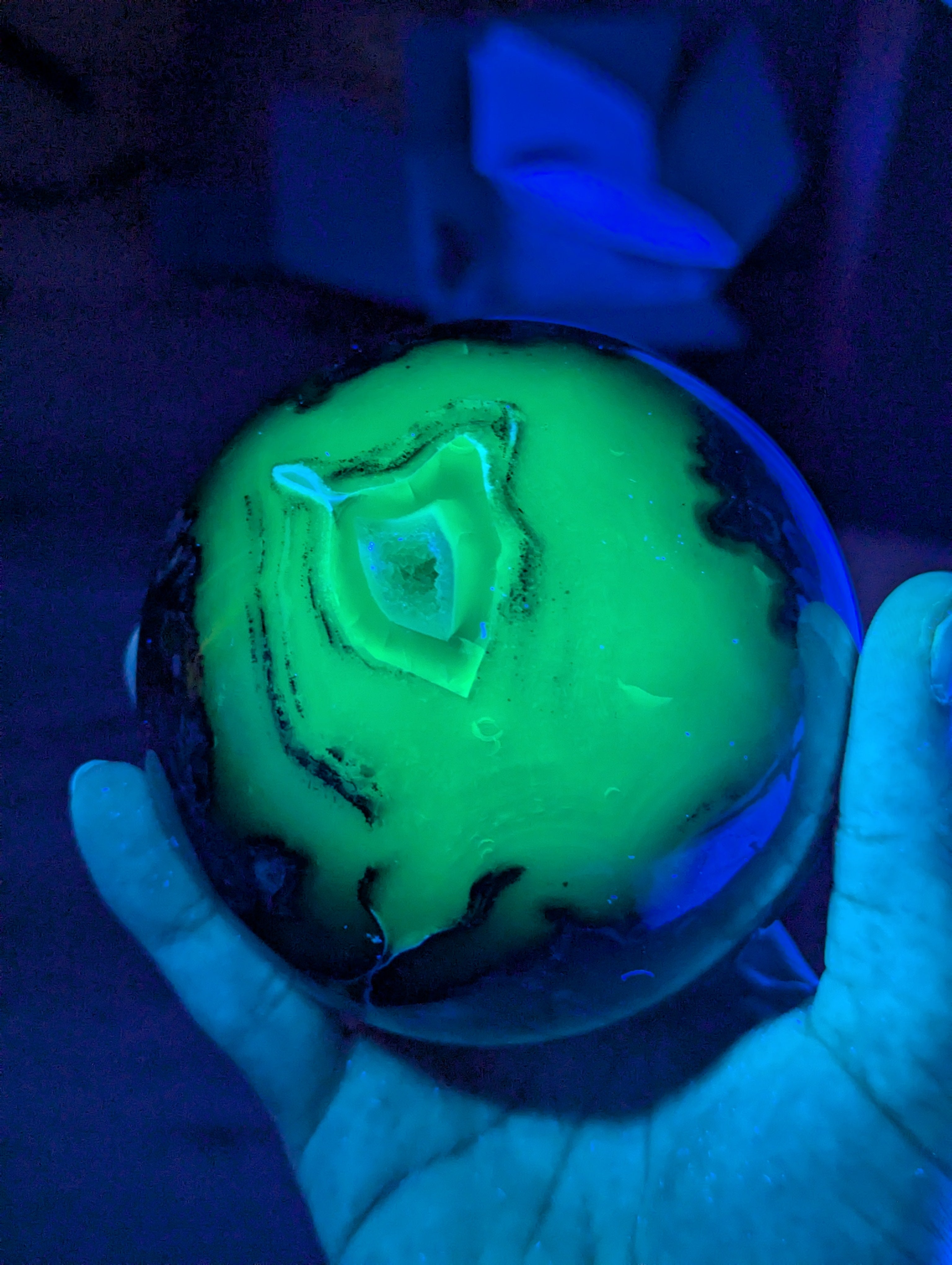 UV-Aktive Vulkan Achat Kugel🌋