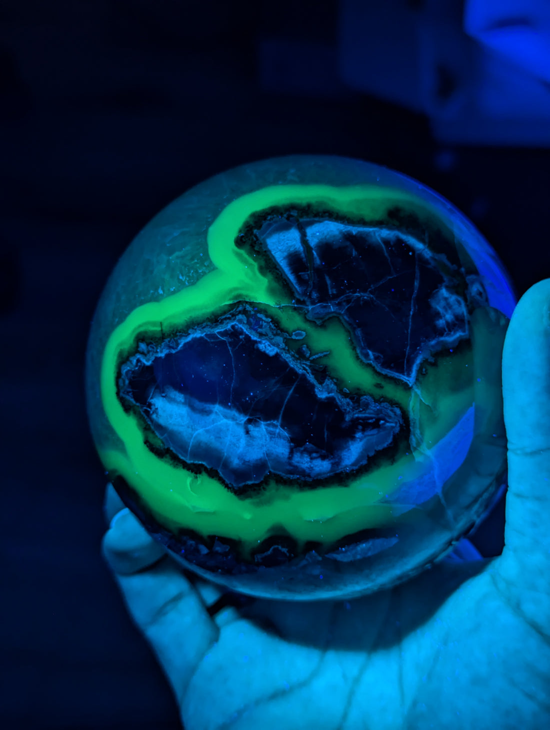 UV-Aktive Vulkan Achat Kugel mit viel Quarz🌋