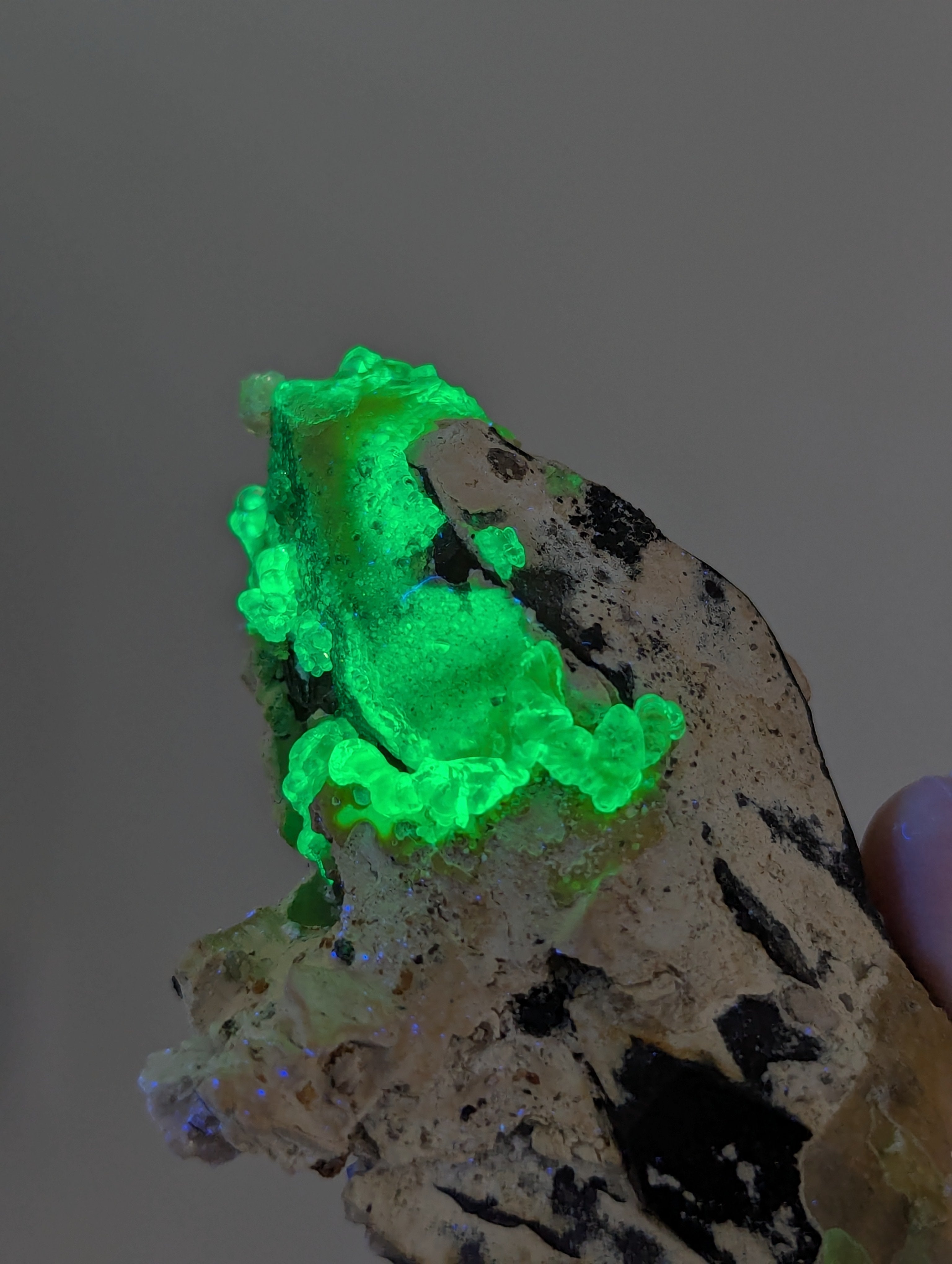 UV-Aktiver Hyalit Opal über Rauchquarz Erongo Namibia