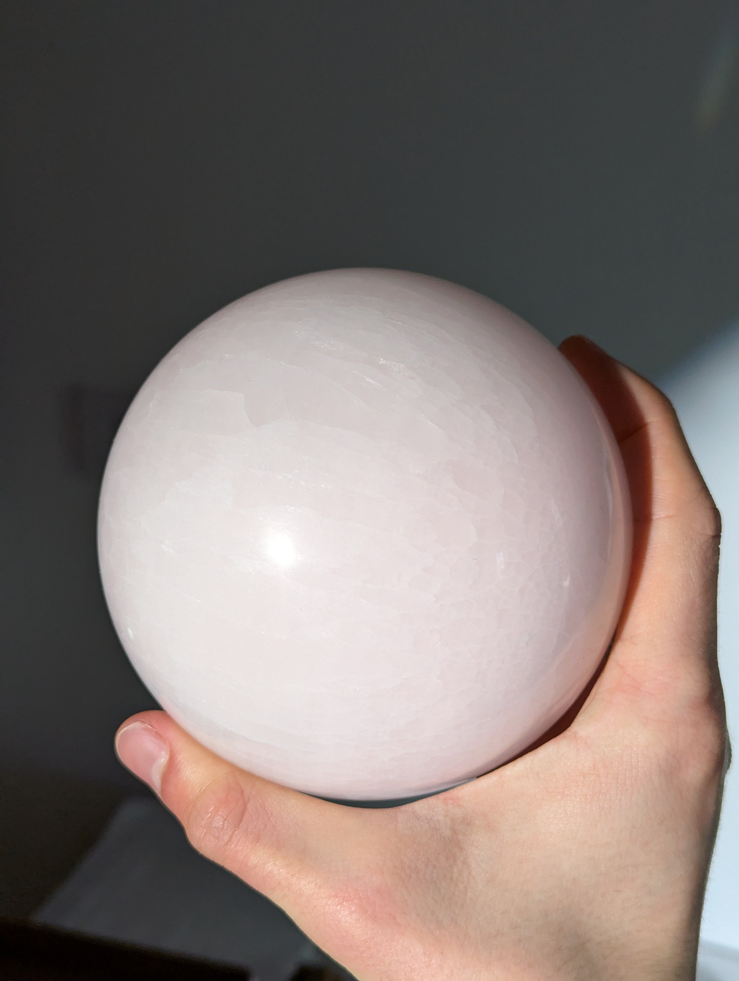 XL Mangano Calcit Kugel 11cm (UV-Aktiv)