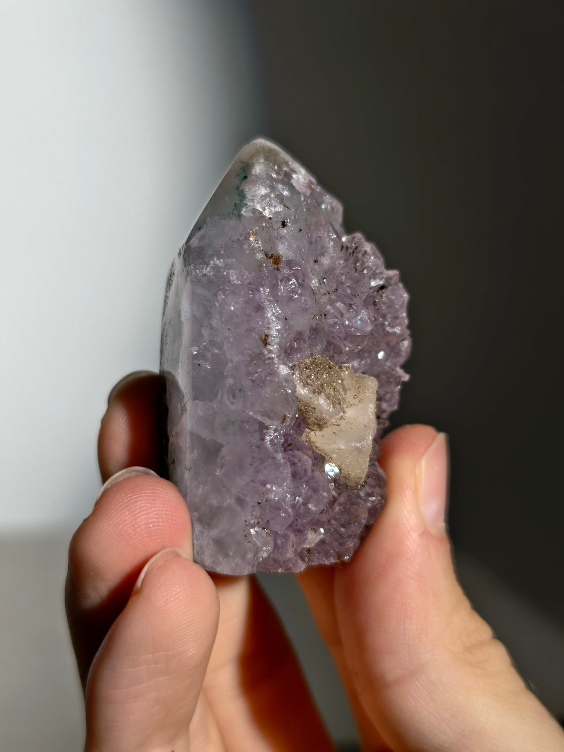 Druzy Amethyst Turm mit Calcitwürfeln aus Brasilien