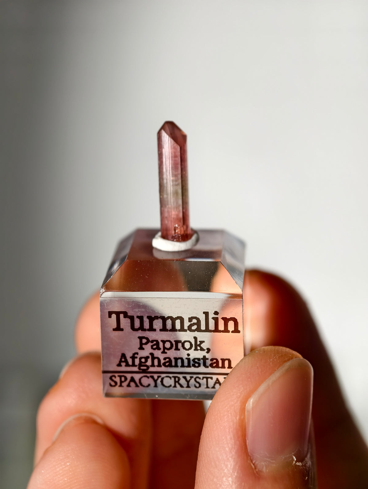 Pinker Turmalin auf Podest
