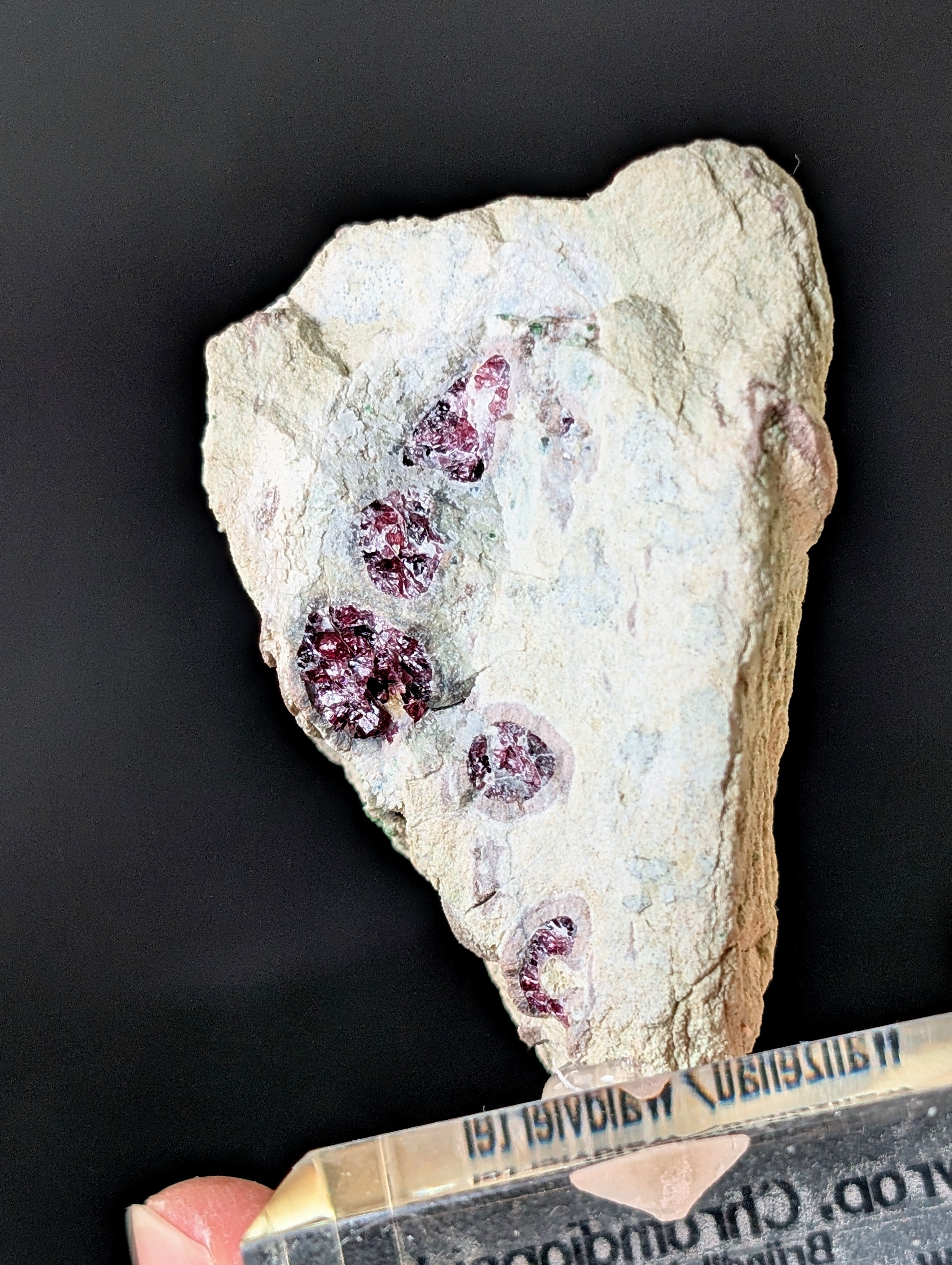 Pyrop Chromdiopsid aus Österreich auf Podest