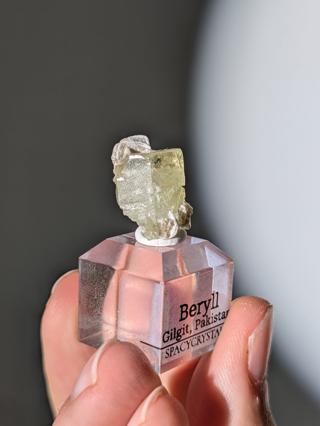 Grüner Beryll auf Podest