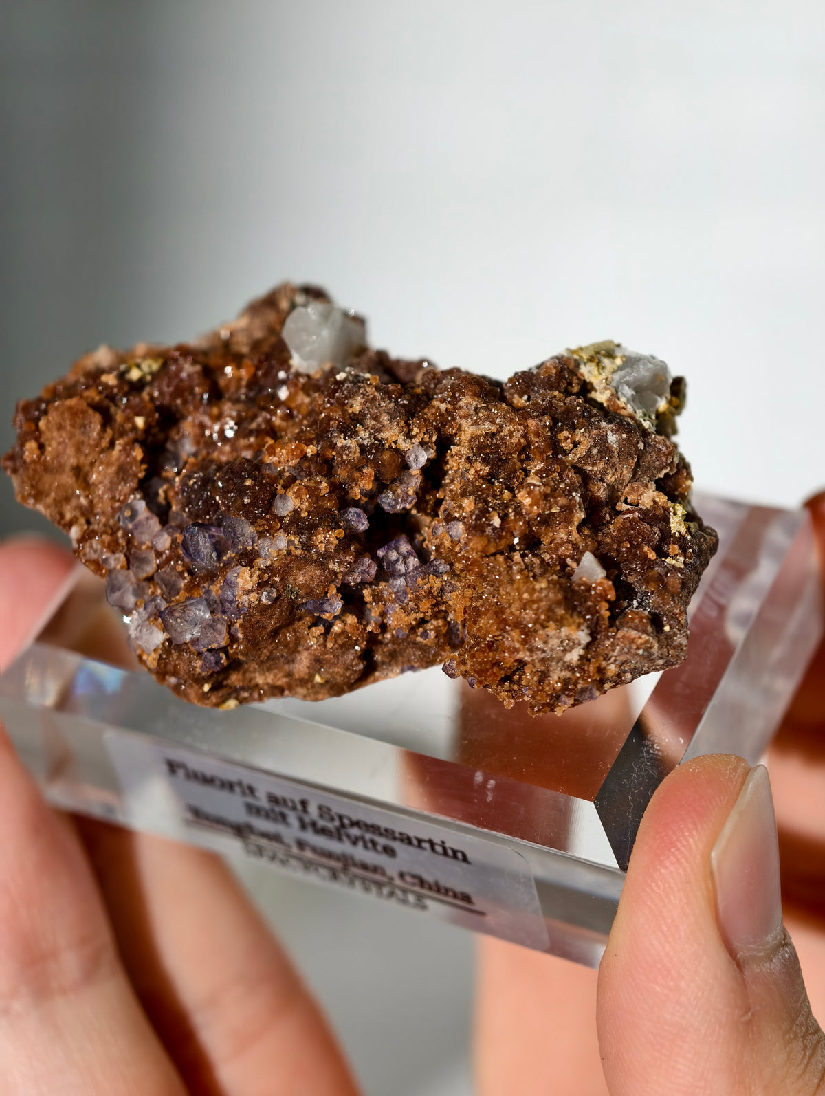 Fluorit Oktaeder auf Spessartin Granat aus Tongbei