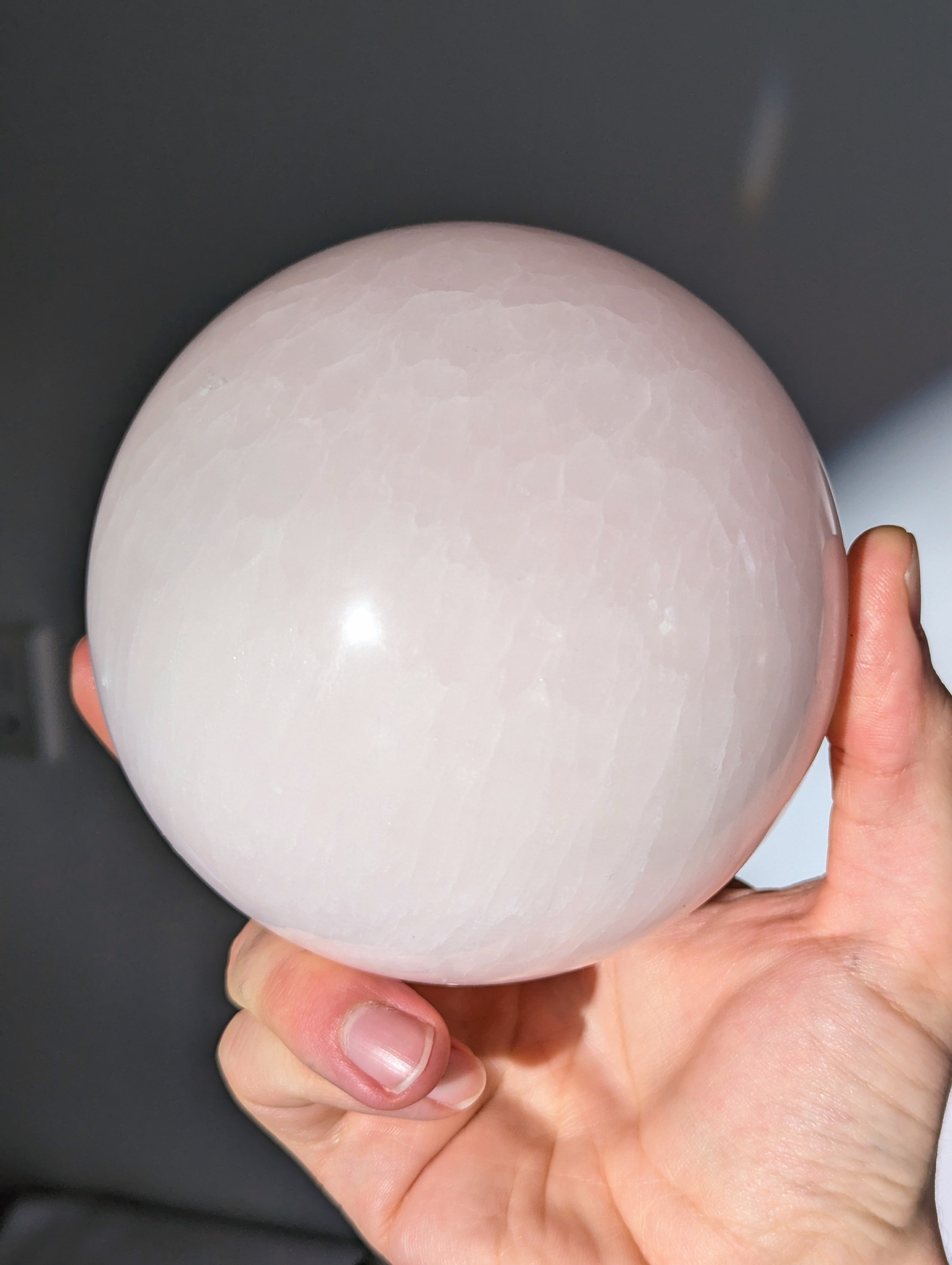 XL Mangano Calcit Kugel 11cm (UV-Aktiv)