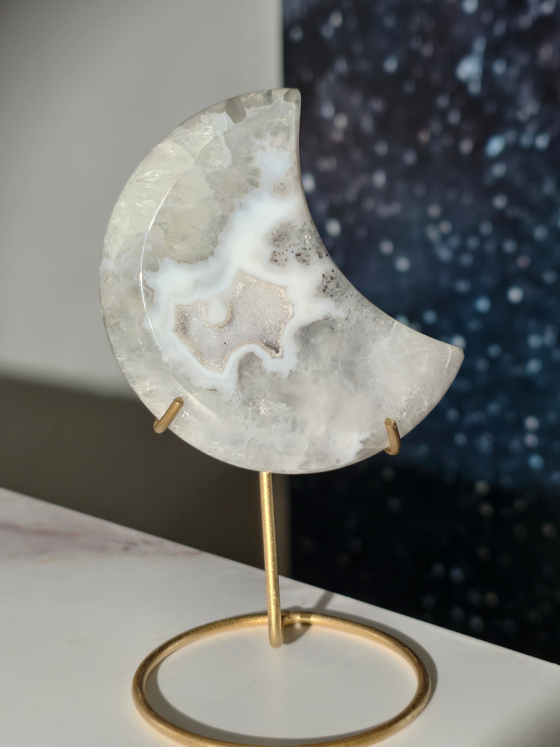 Achat Kristall Mond auf Goldständer