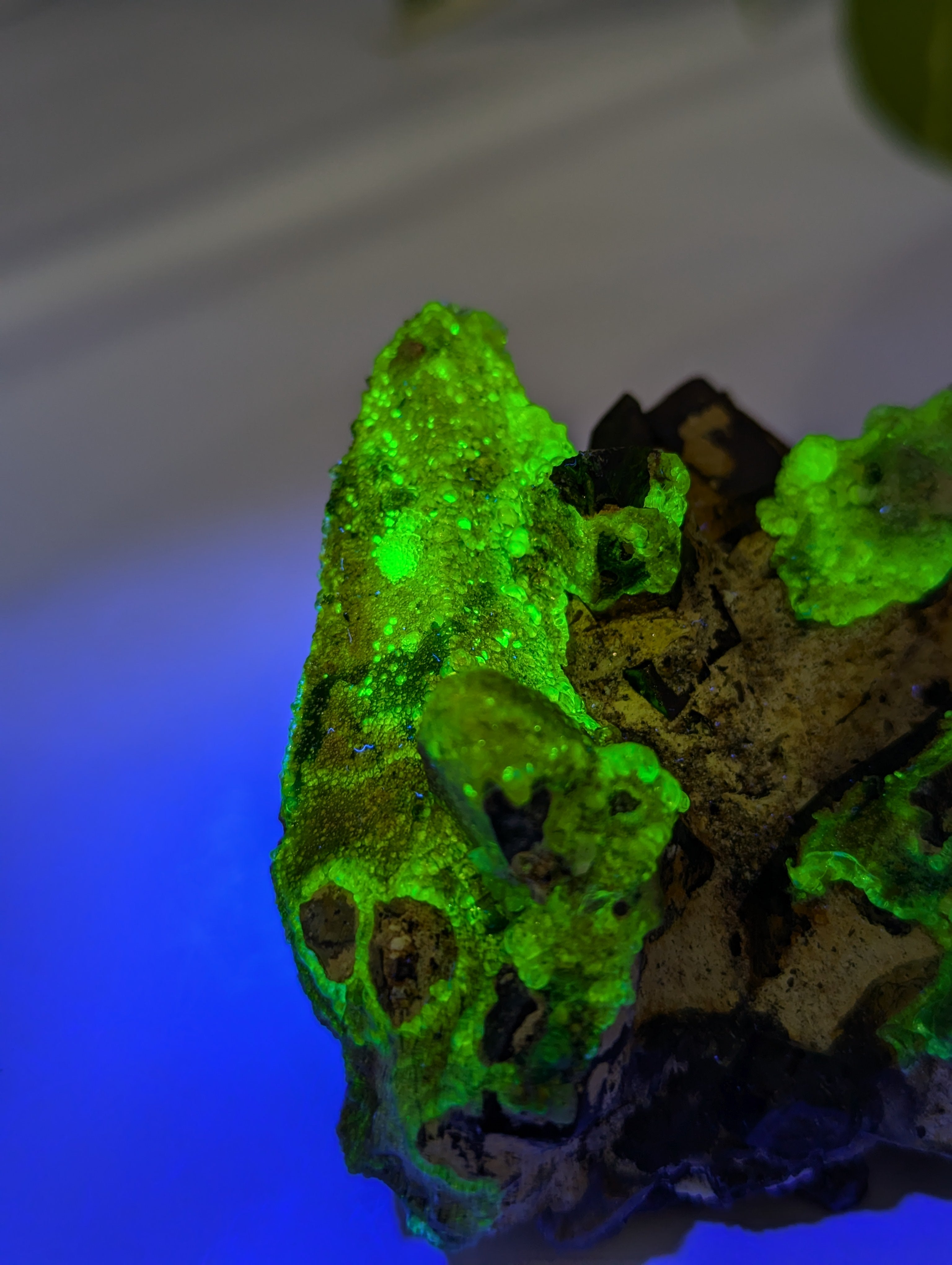 Rauchquarz Cluster mit UV-Aktivem Hyalit Opal Erongo Namibia