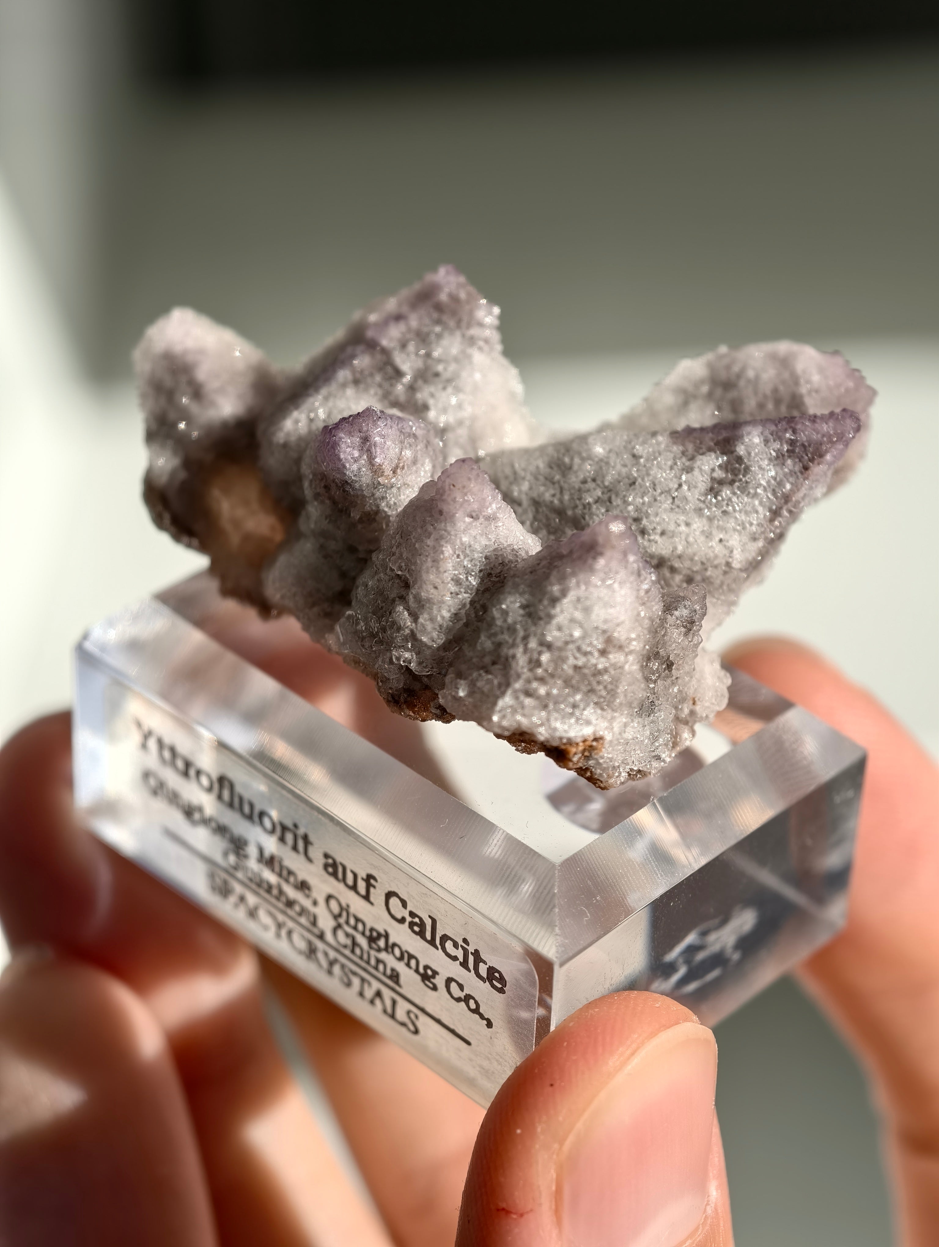 Lila Yttriumfluorit auf Dogtooth Calcit