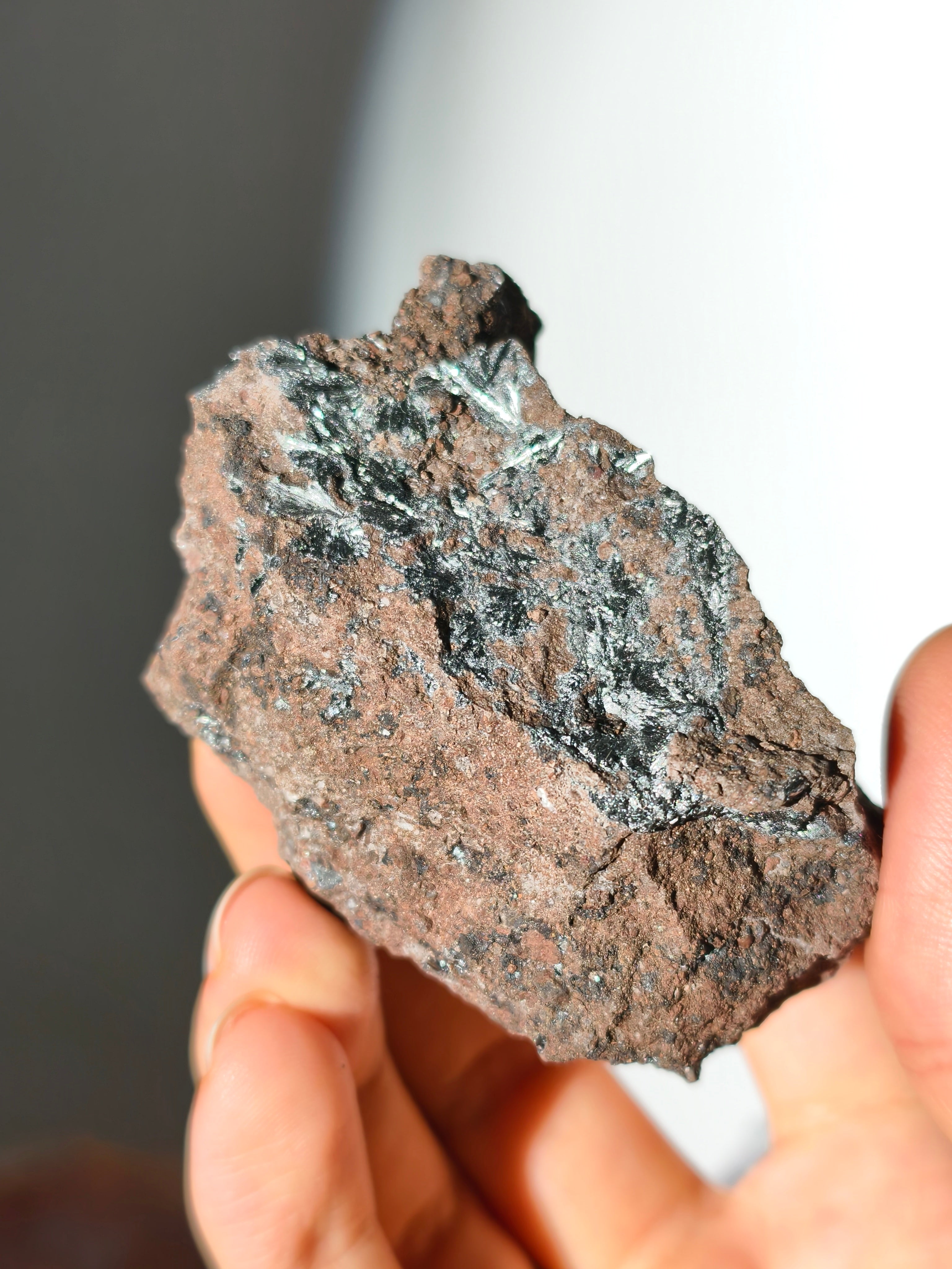 Schimmernder Pyrolusit aus Marokko