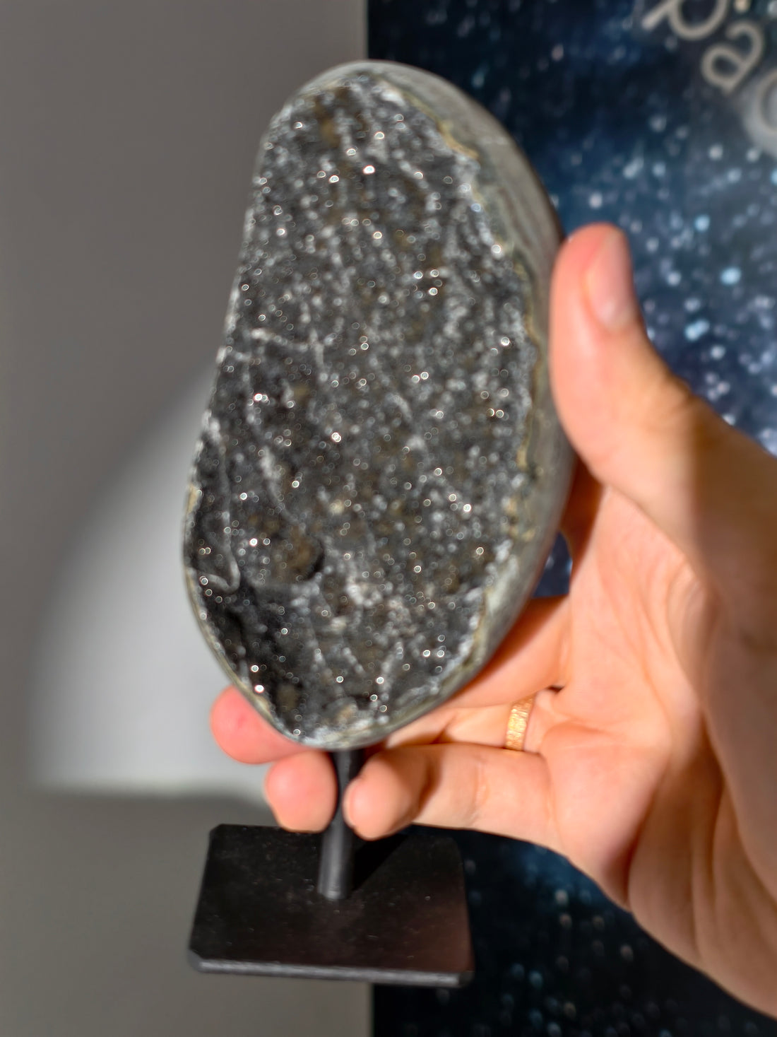 Schwarzer funkelnder Amethyst auf Ständer 🌌