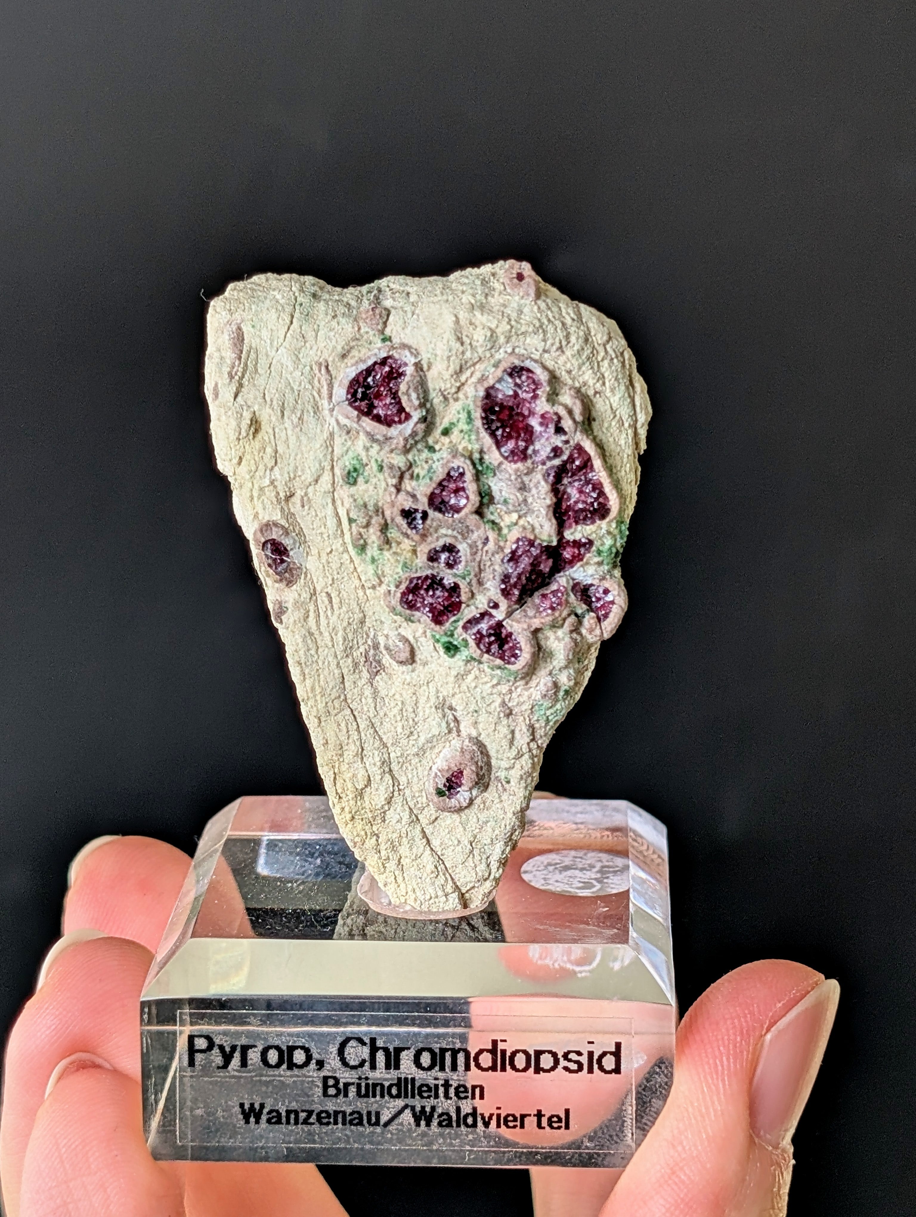 Pyrop Chromdiopsid aus Österreich auf Podest