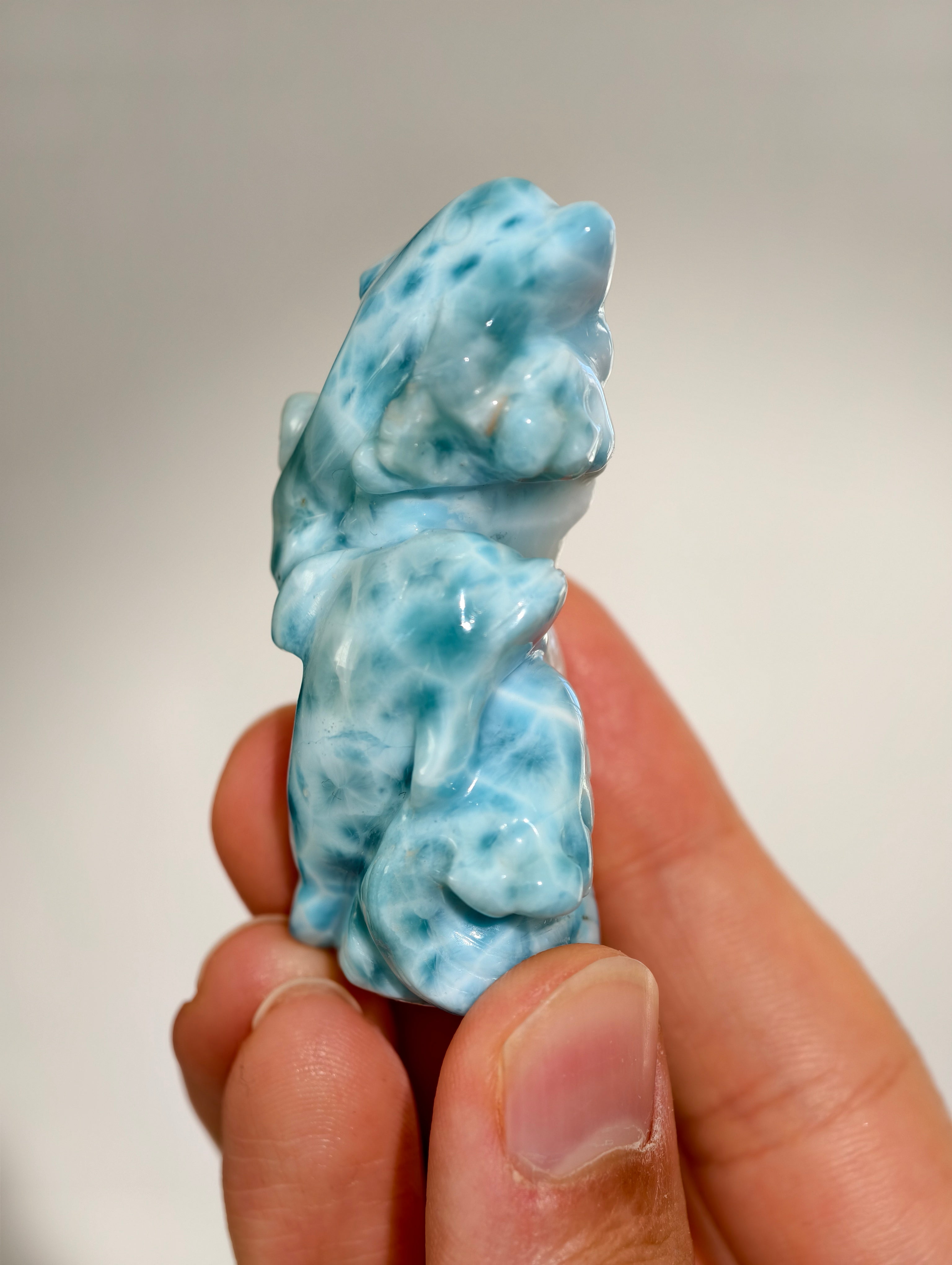 Larimar Delphine Figur Schnitzerei