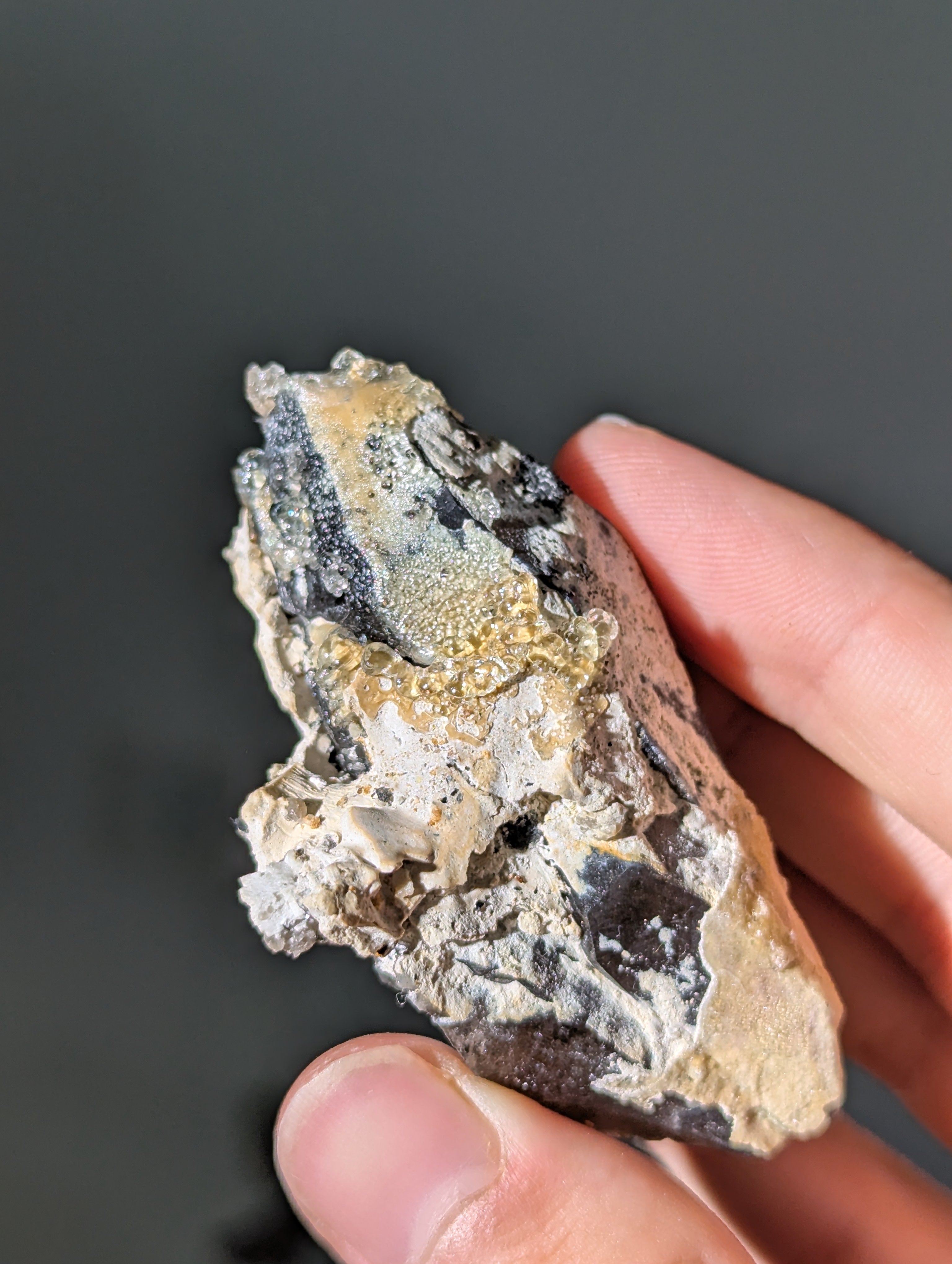 UV-Aktiver Hyalit Opal über Rauchquarz Erongo Namibia