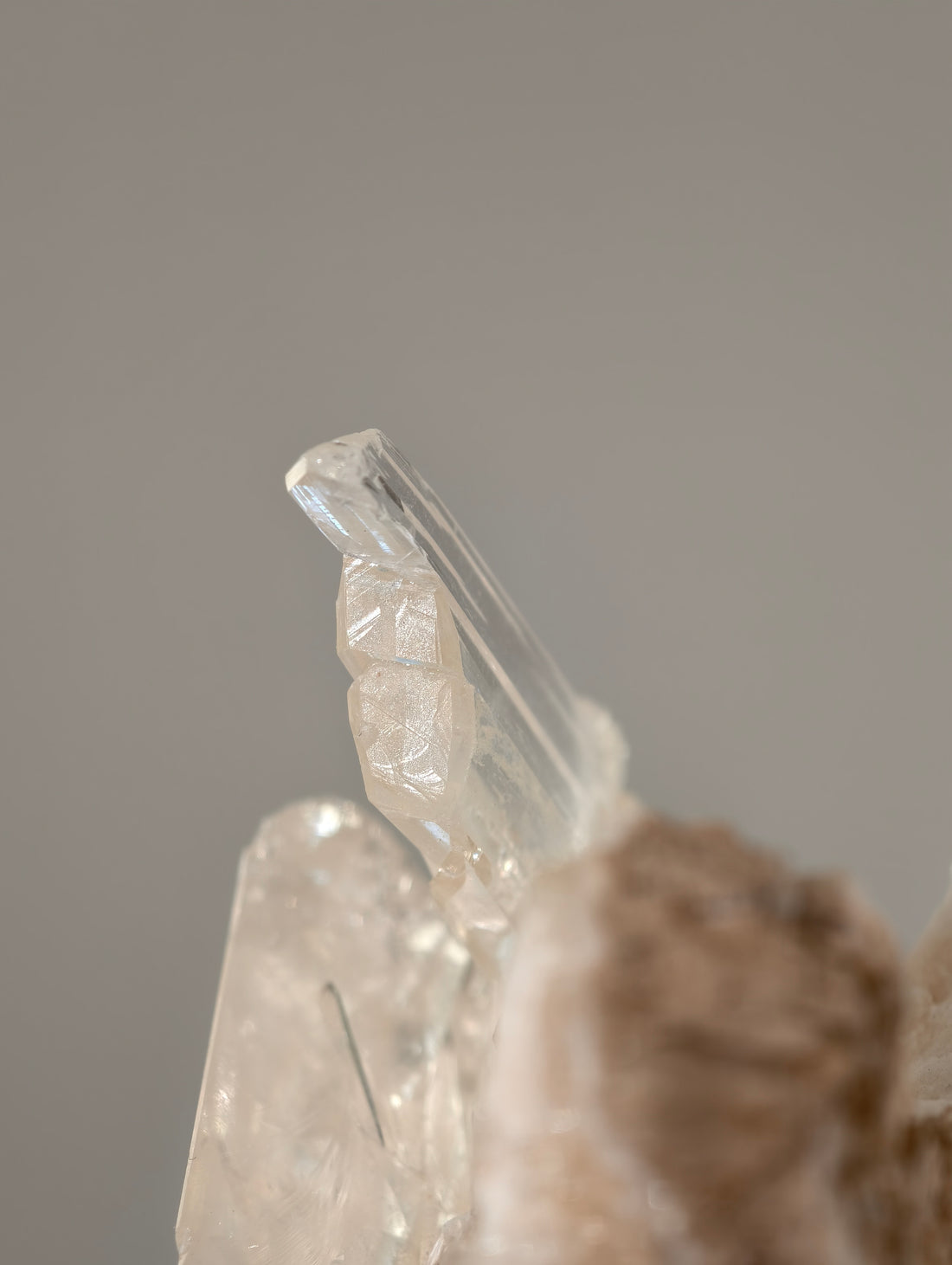 Große Selenit Schwerter auf Alabaster (personal collection release)