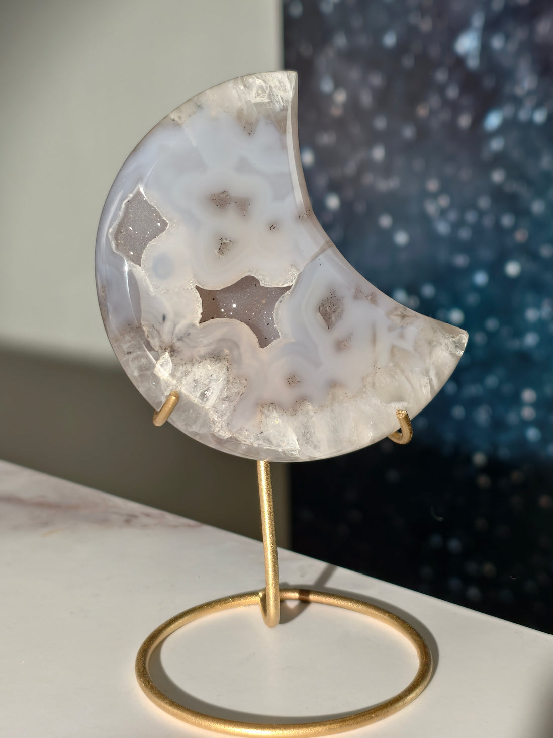 Achat Kristall Mond auf Goldständer