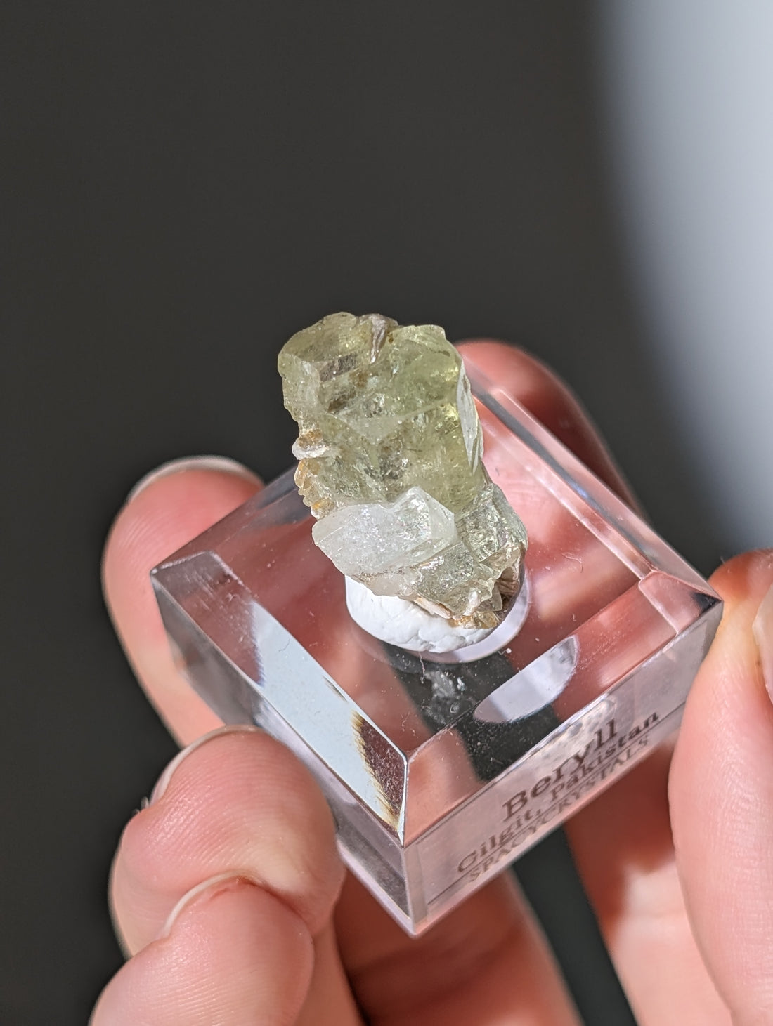 Grüner Beryll auf Podest