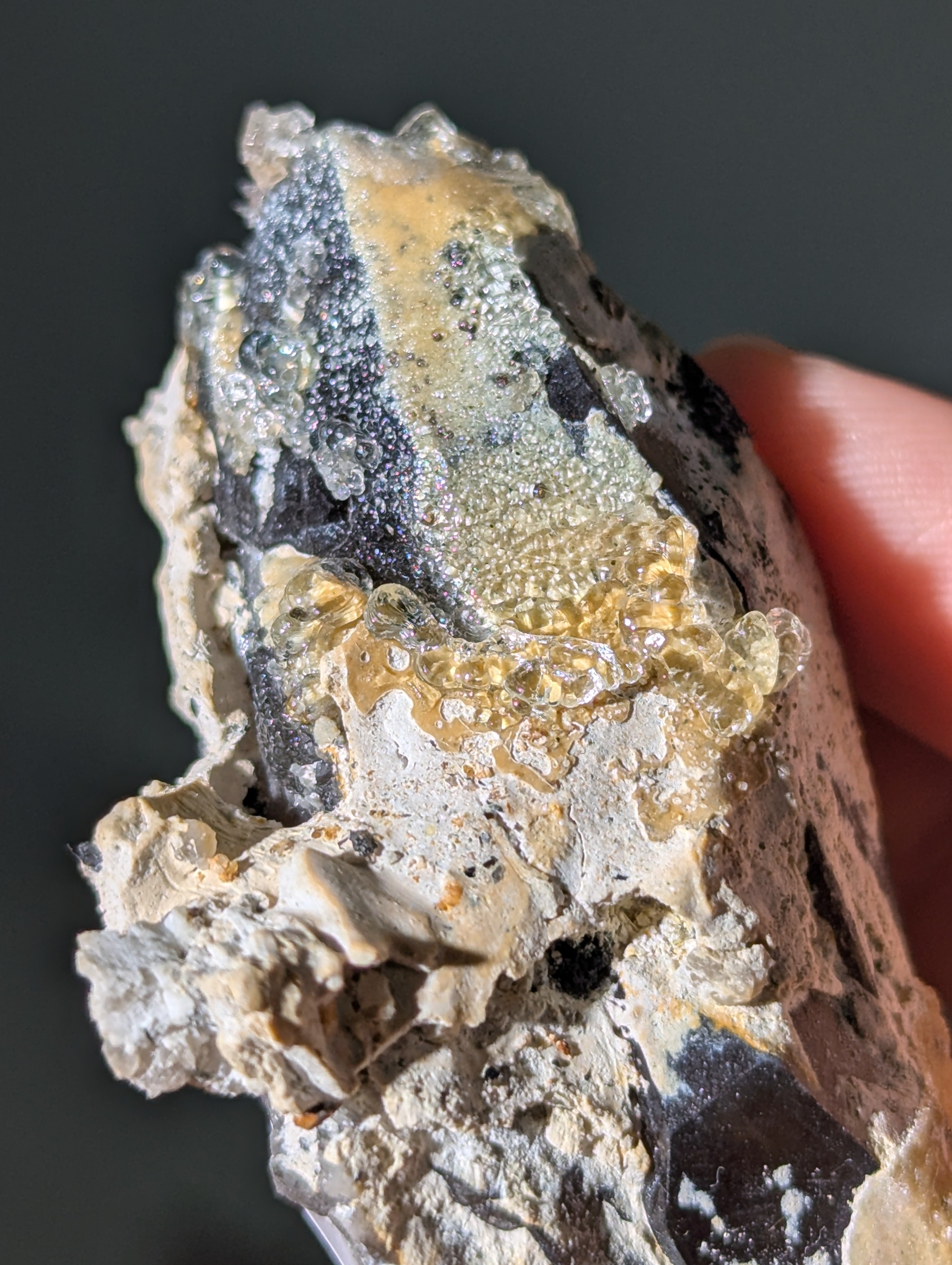 UV-Aktiver Hyalit Opal über Rauchquarz Erongo Namibia