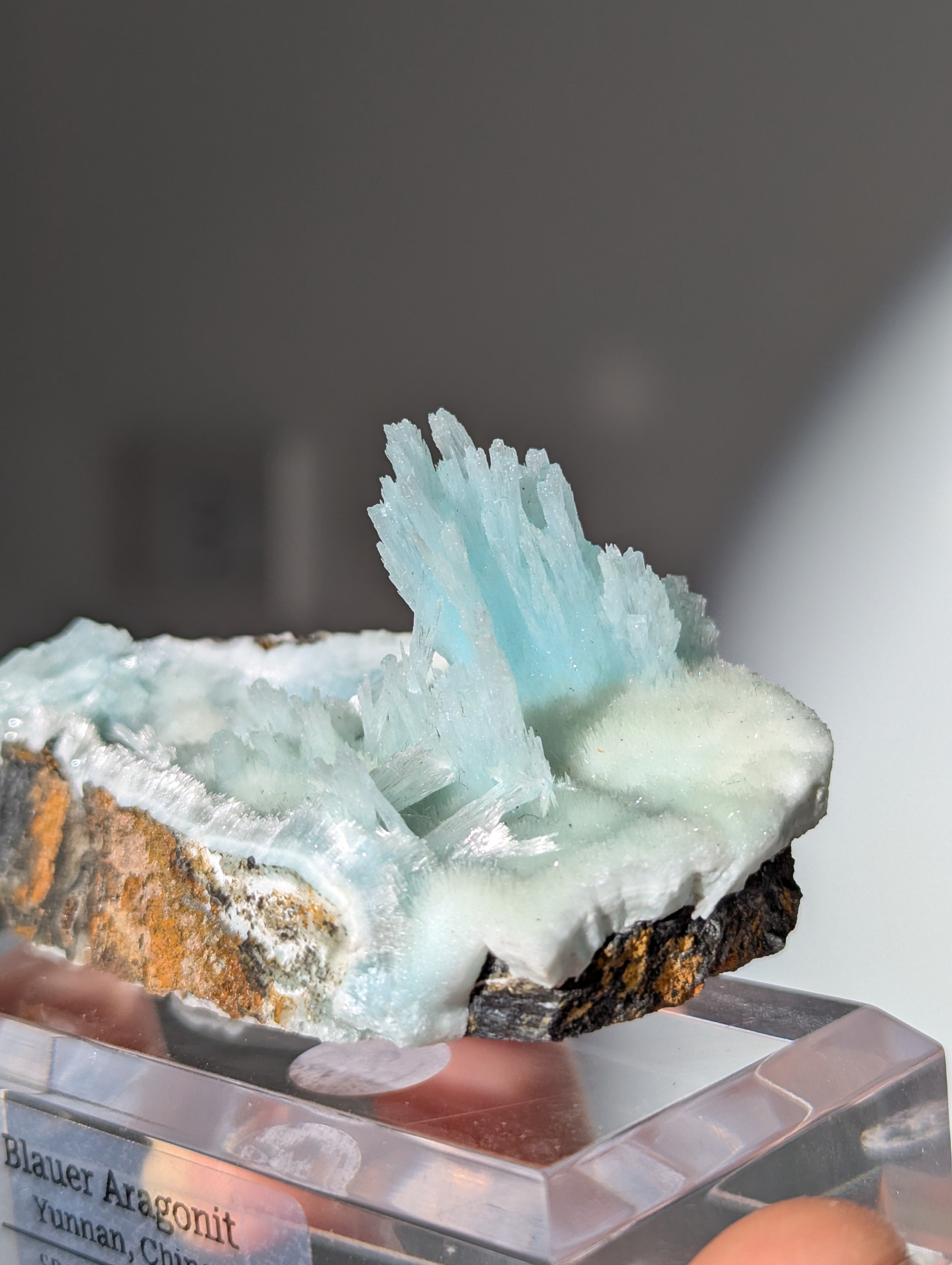 Blauer Aragonit auf Podest aus Yunnan