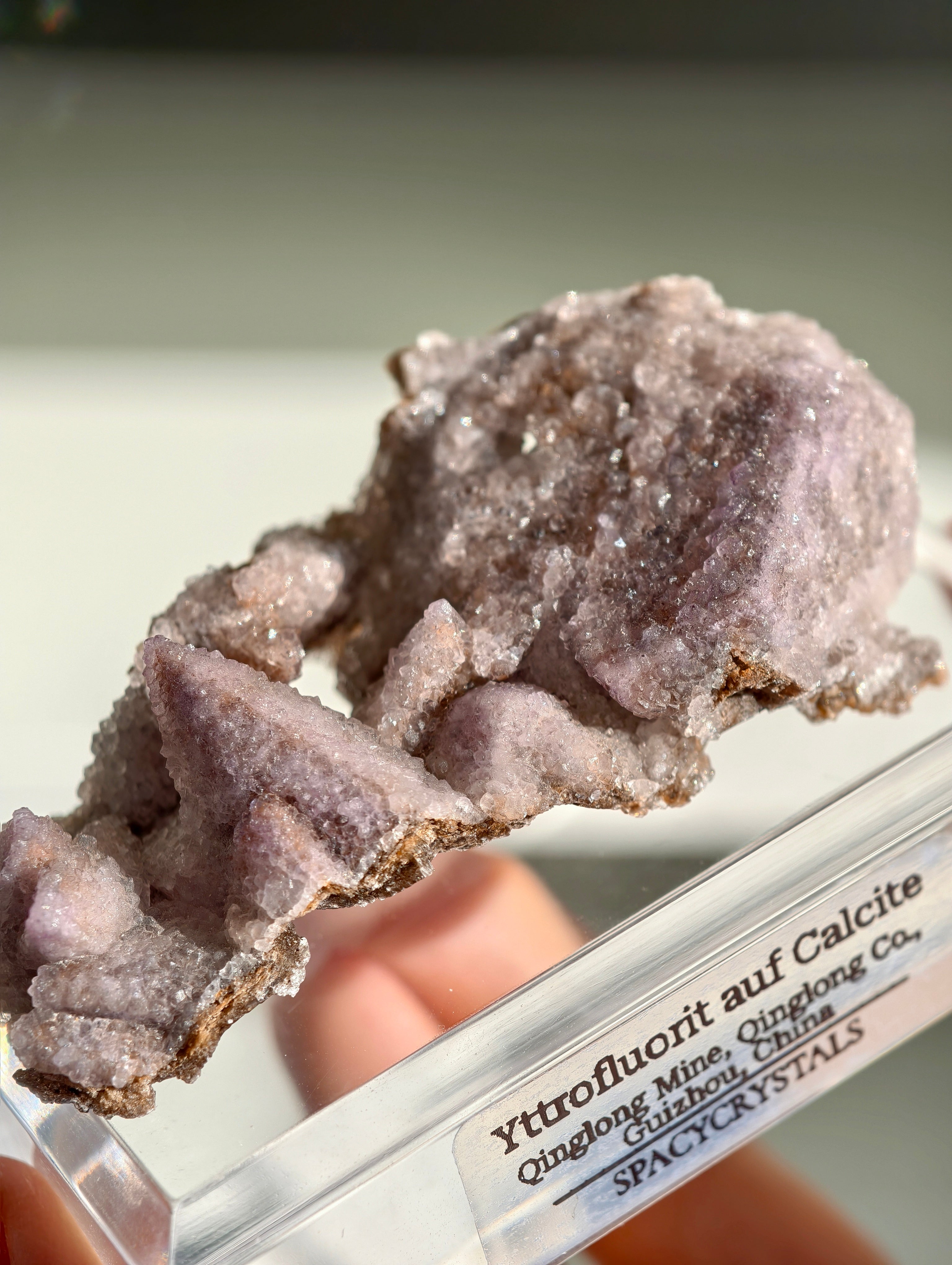 Lila Yttriumfluorit auf Dogtooth Calcit