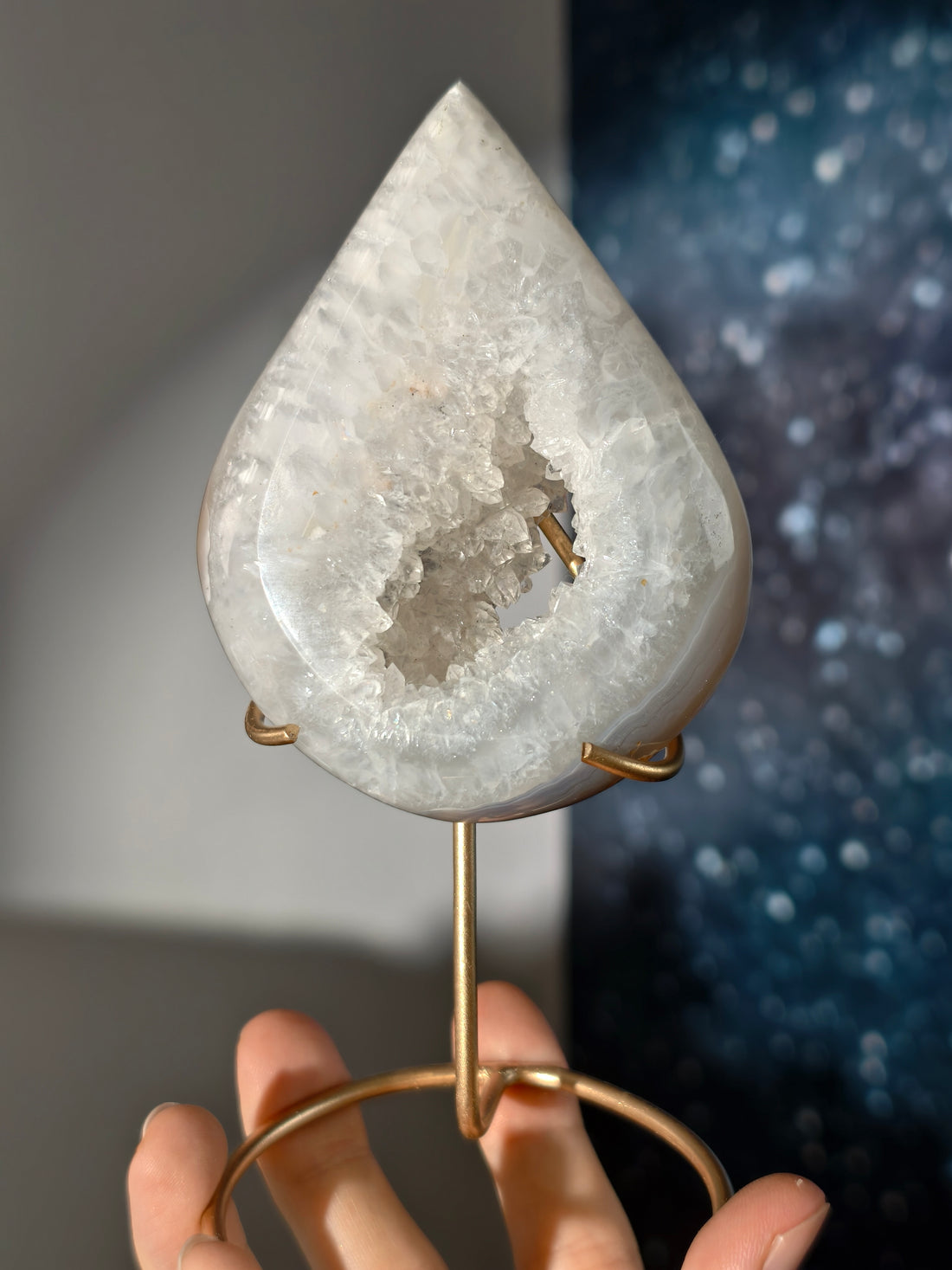 Achat Bergkristall Tropfen auf Goldständer