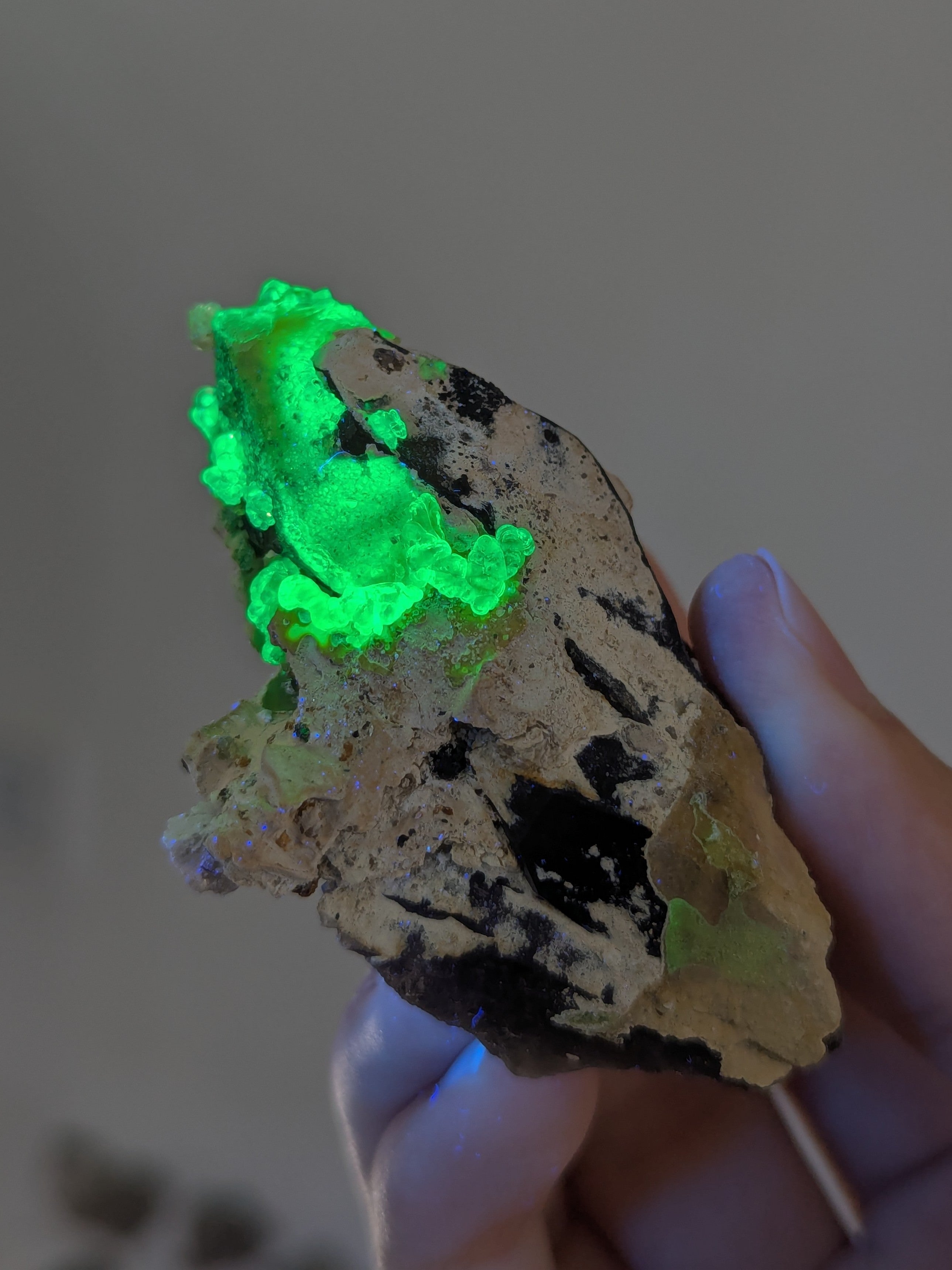 UV-Aktiver Hyalit Opal über Rauchquarz Erongo Namibia