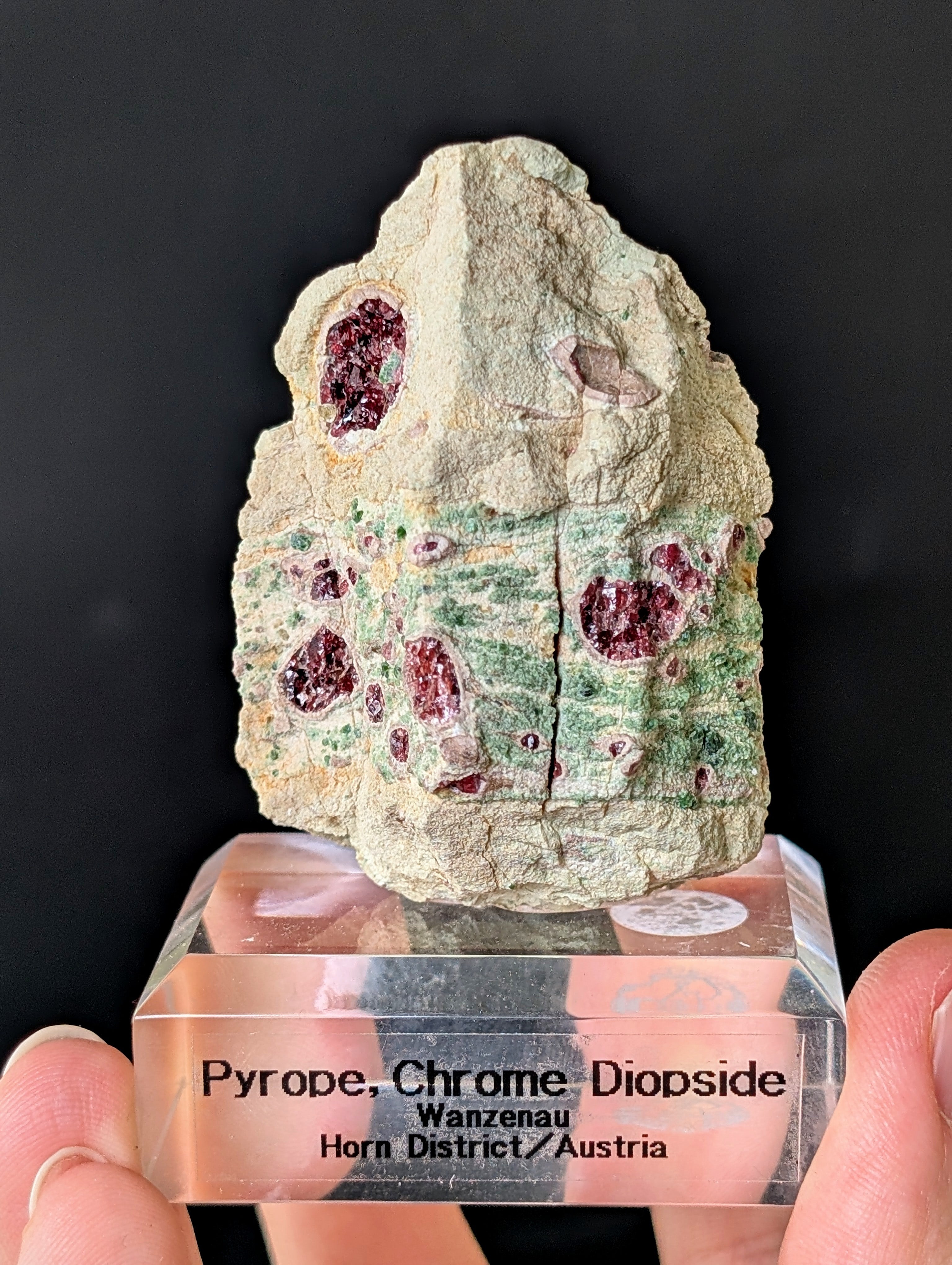 Pyrop Chromdiopsid aus Österreich auf Podest