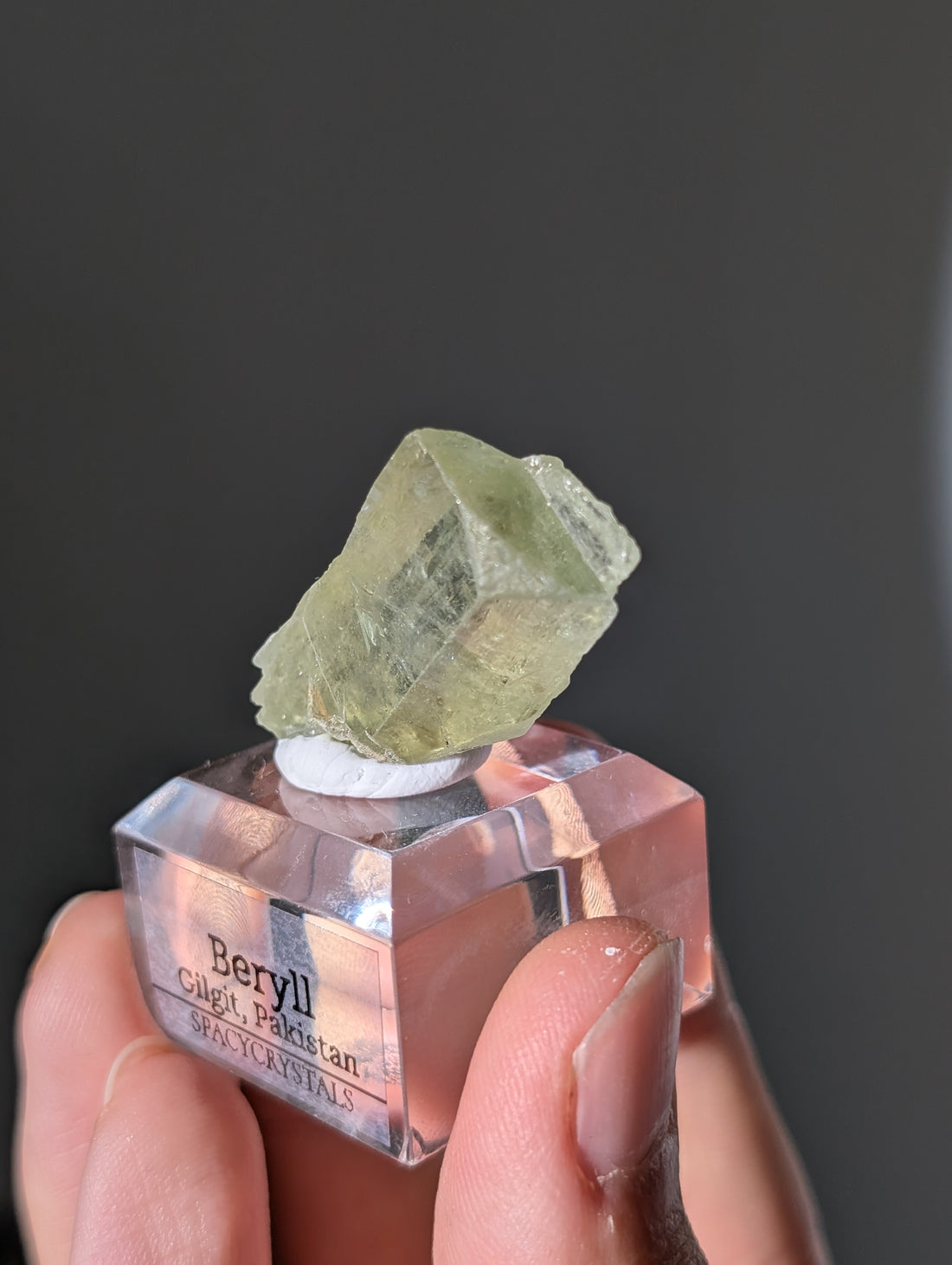 Grüner Beryll auf Podest