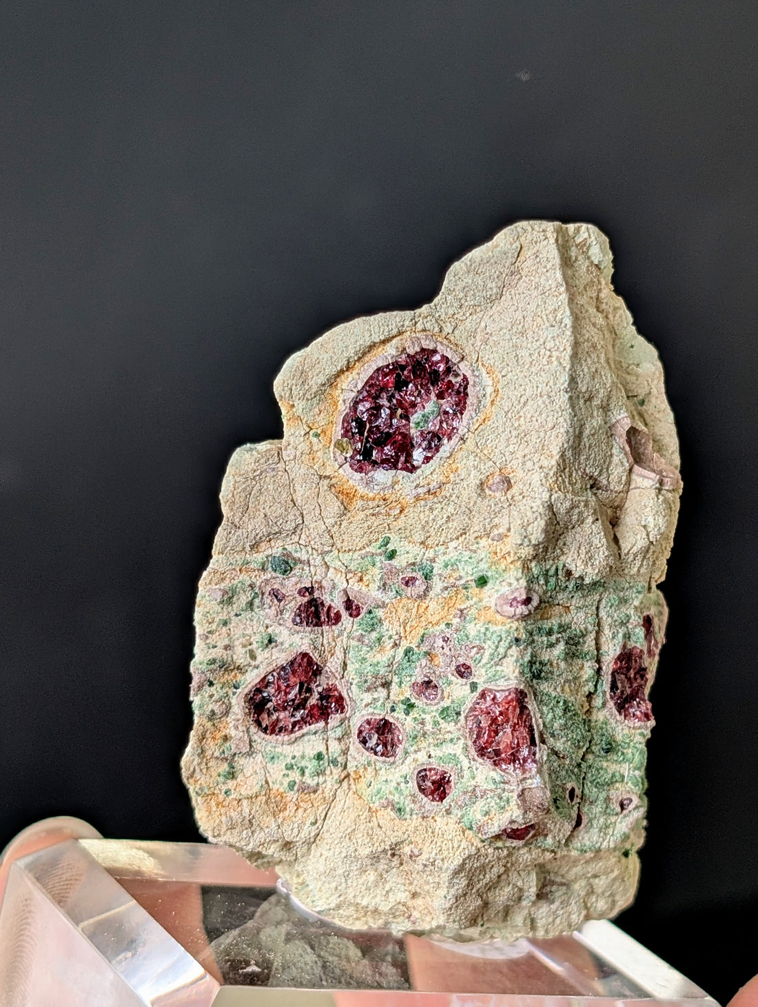 Pyrop Chromdiopsid aus Österreich auf Podest