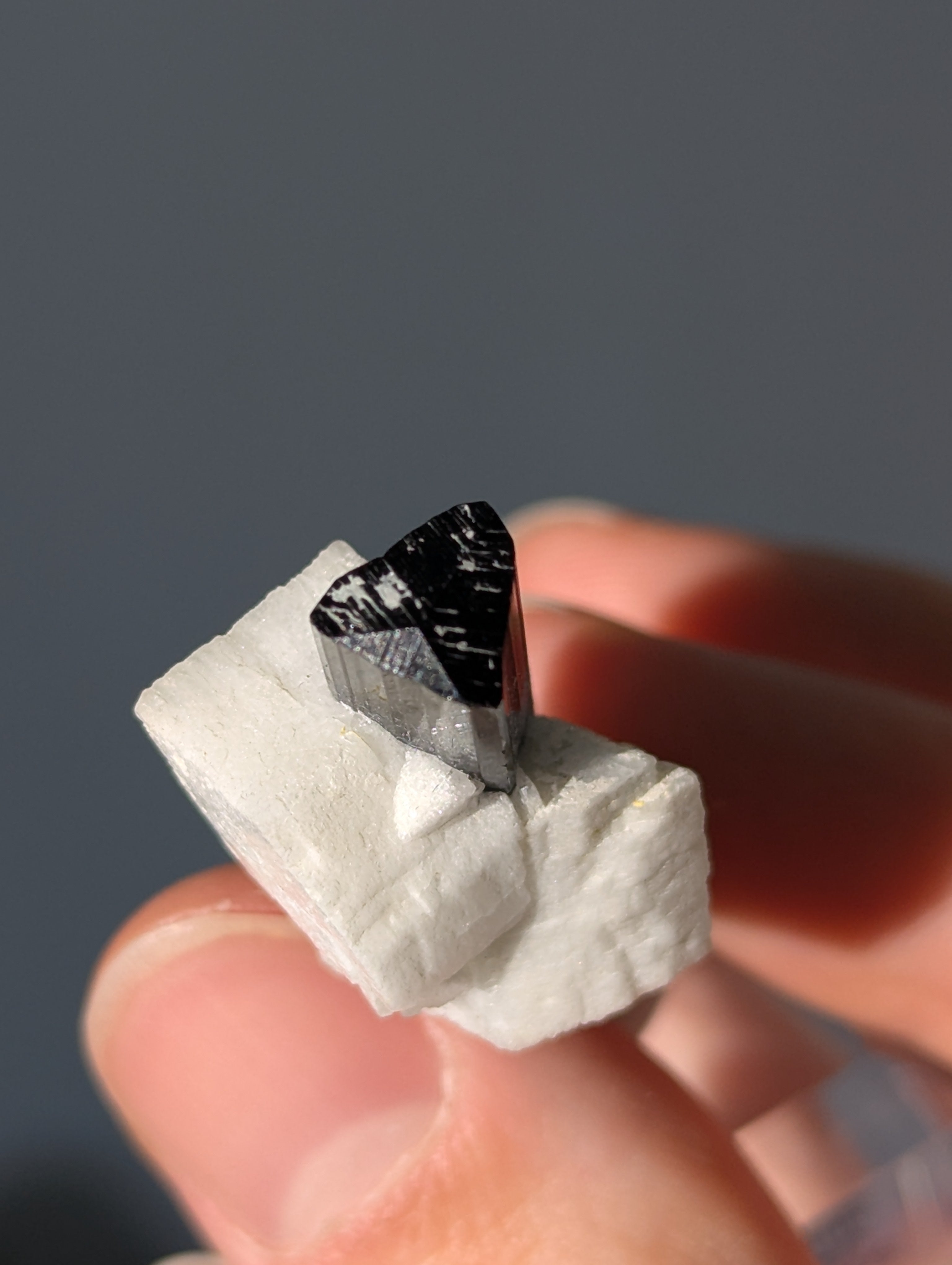 Schwarzer Turmalin (Schörl) mit Albit auf Podest