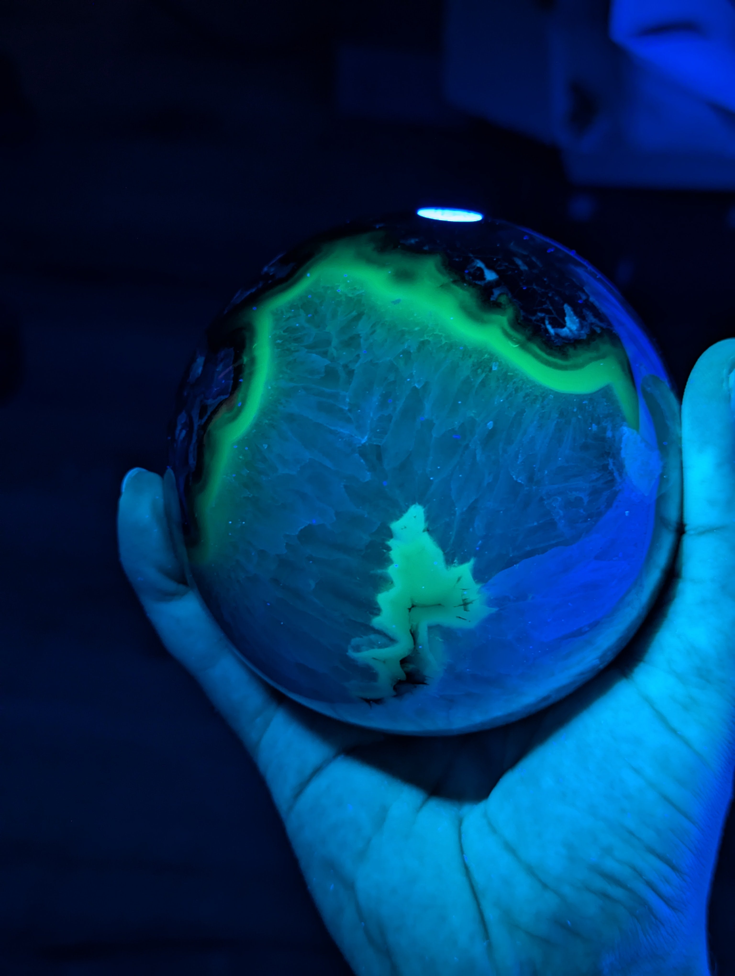 UV-Aktive Vulkan Achat Kugel mit viel Quarz🌋